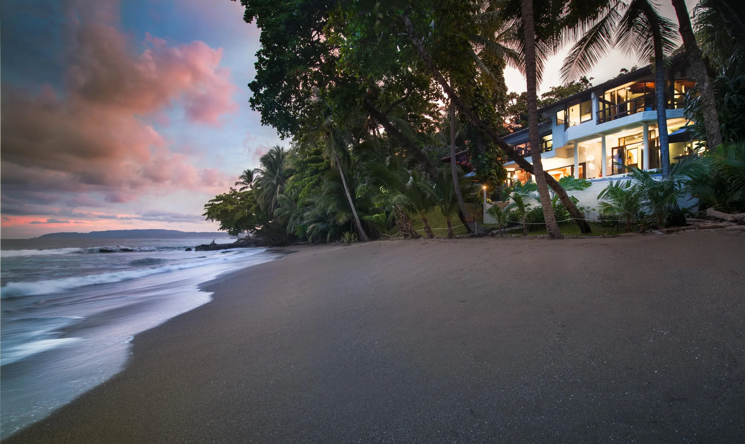 Whispering Waves Luxury Retreat with 6BR-Infinity Pool and Walks to Beach, Tango Mar