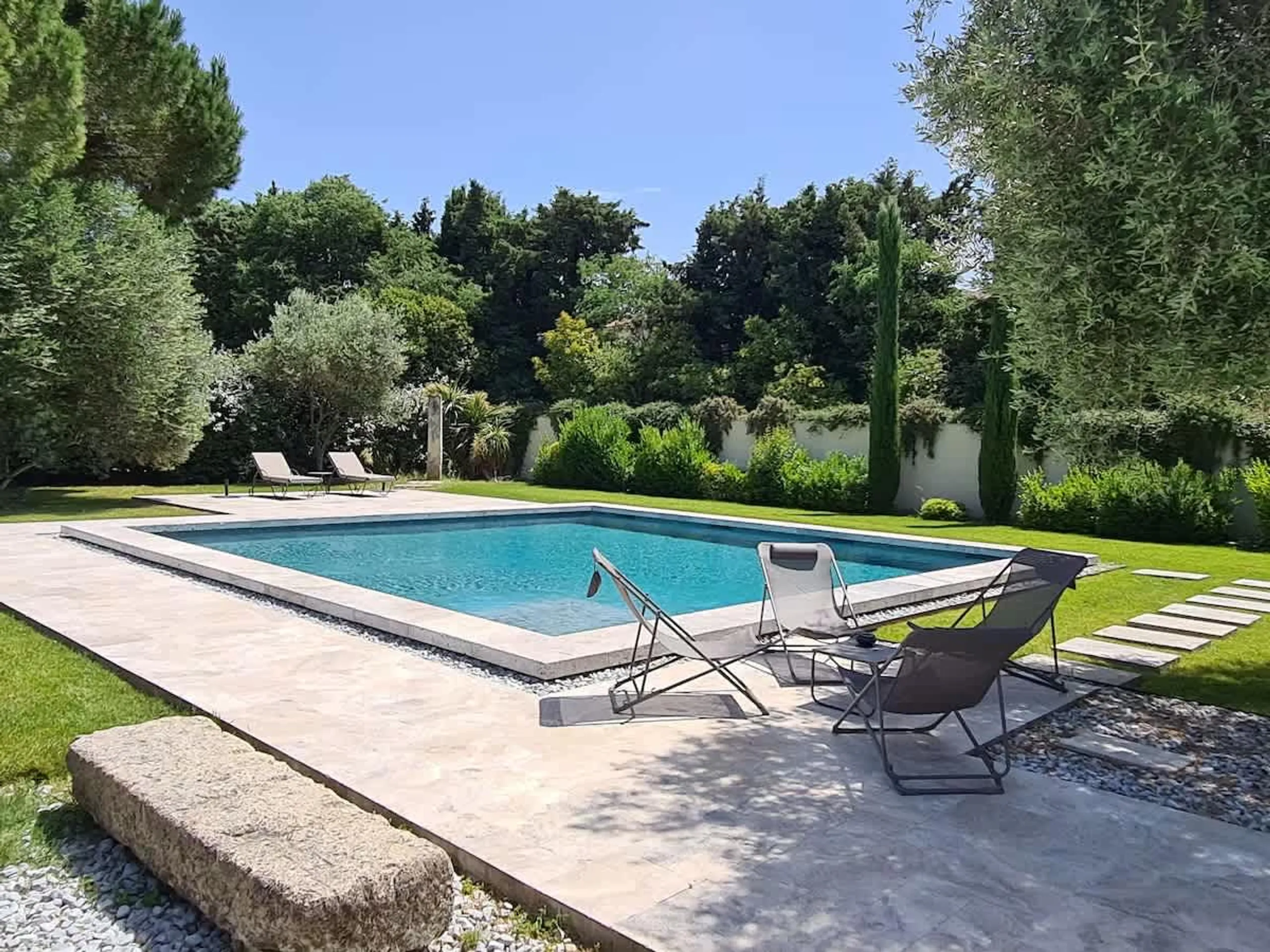 Majestic Saint-Rémy-de-Provence Retreat with Private 9x9m Pool and Tranquil Gardens — photograph 3