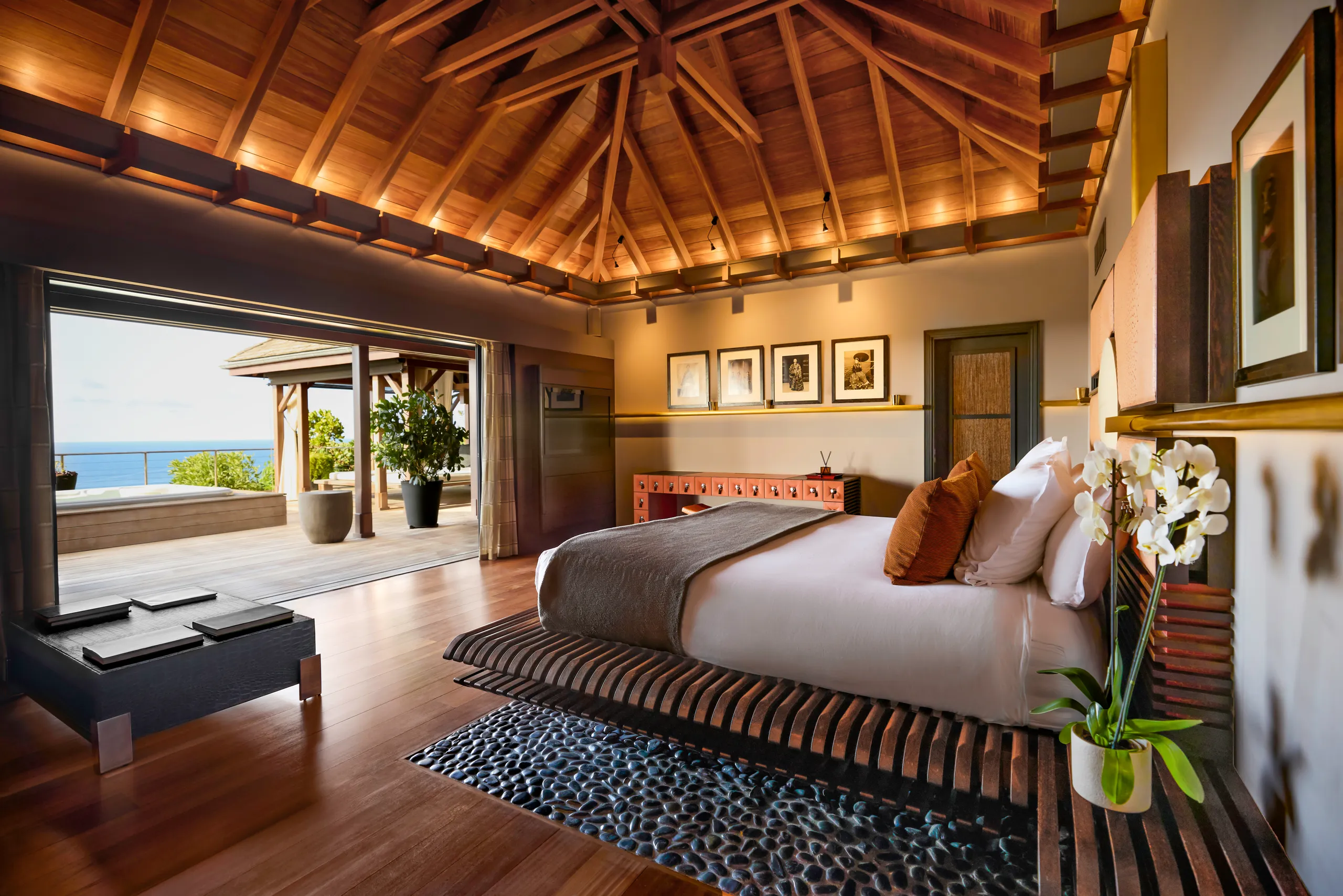 Opulent Marigot Bay Villa with Infinity Pool, Jacuzzi & Private Bungalows — photograph 8
