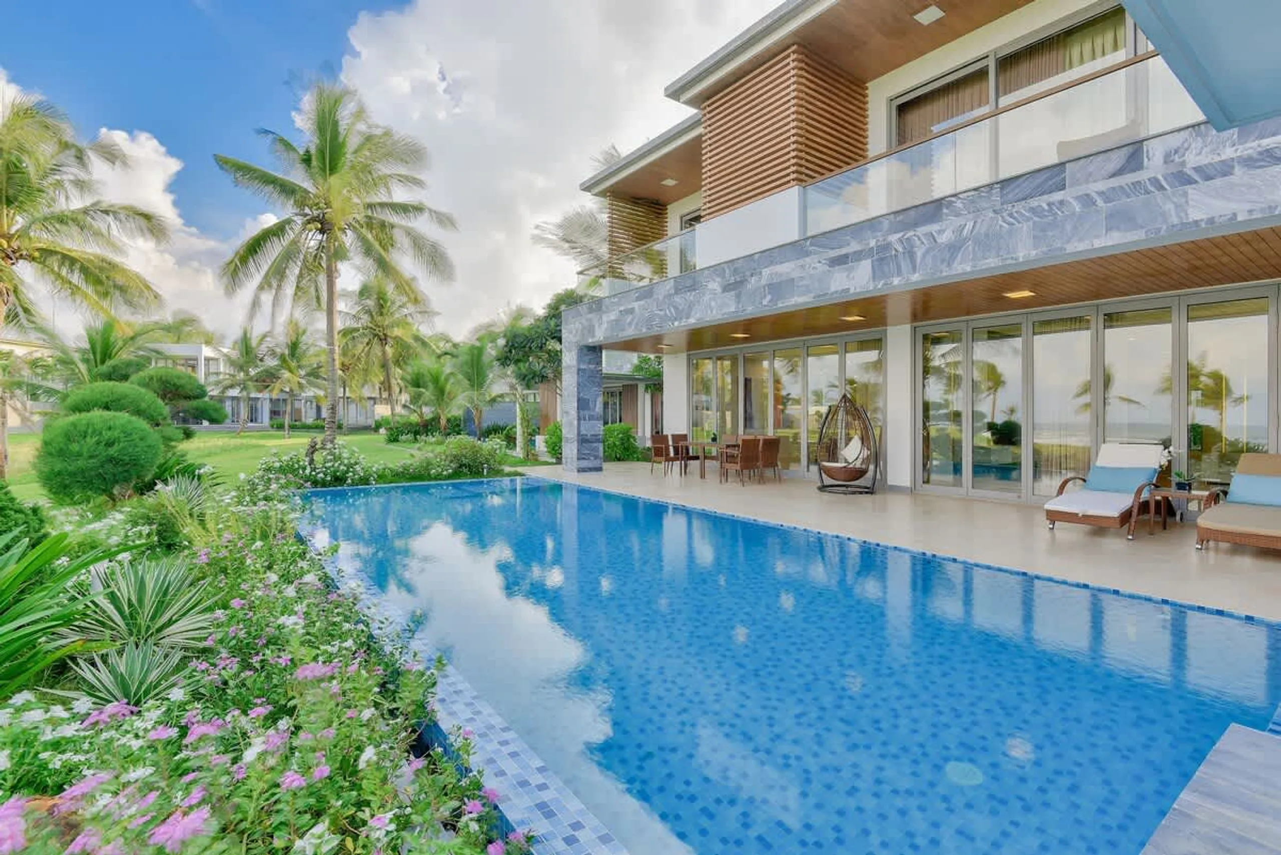 Top-of-the-line Beachfront Villa with Infinity Pool and  World-Class Golf Courses Nearby — photograph 6