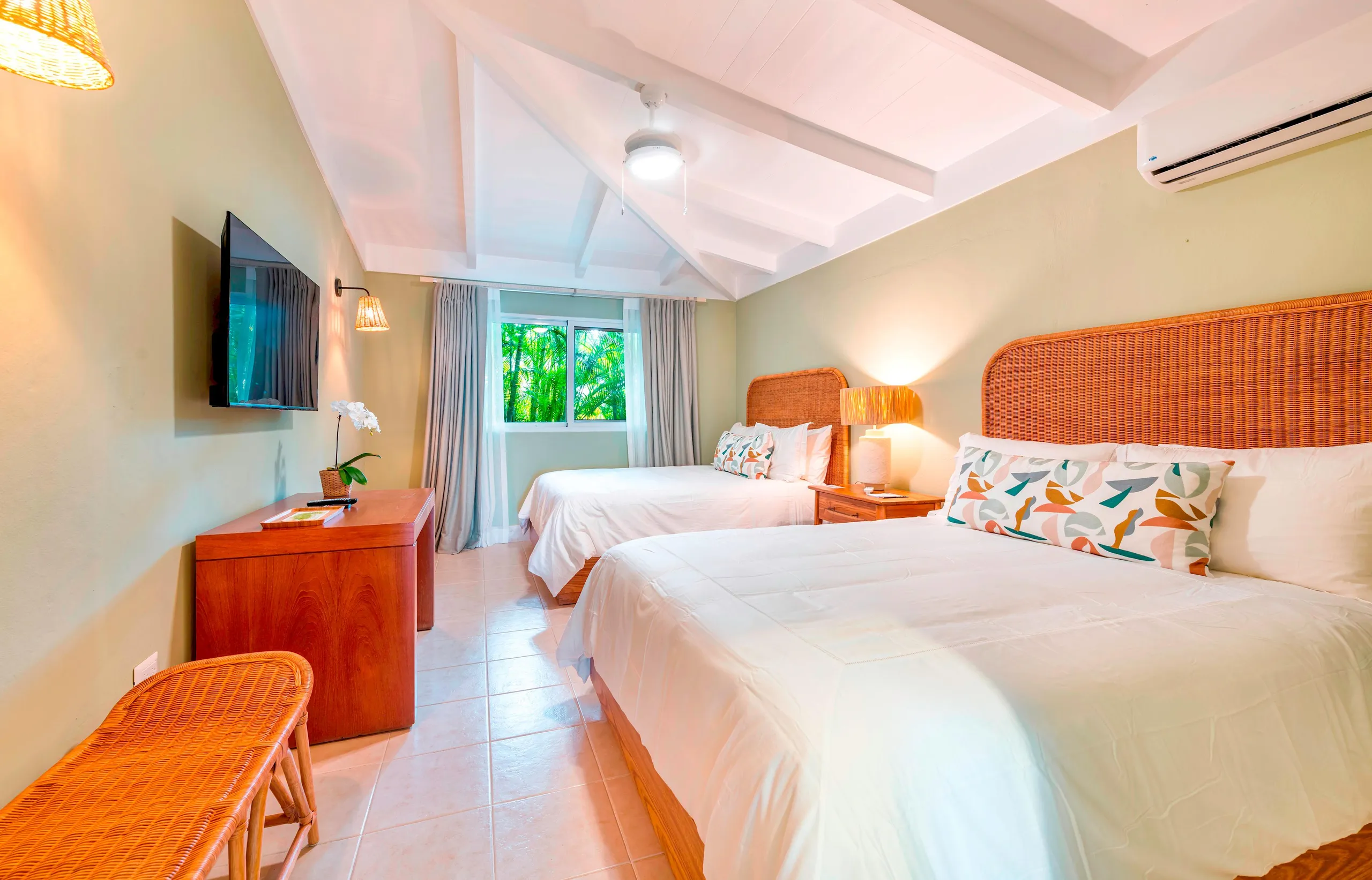 Serene Luxury Retreat with Crystal Pool — photograph 6