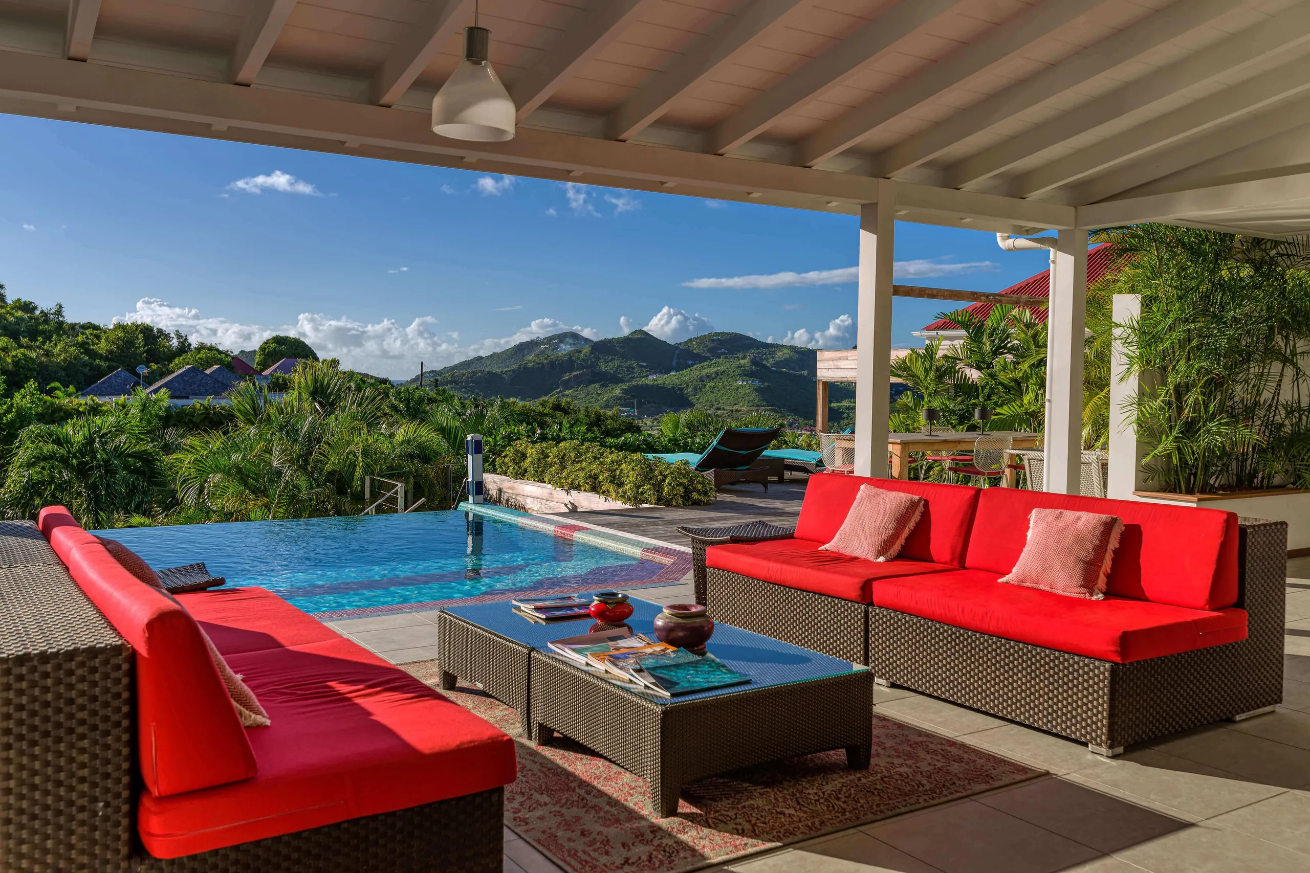Colonial-Styled Villa with Private infinity Pool and Bay Views — photograph 12