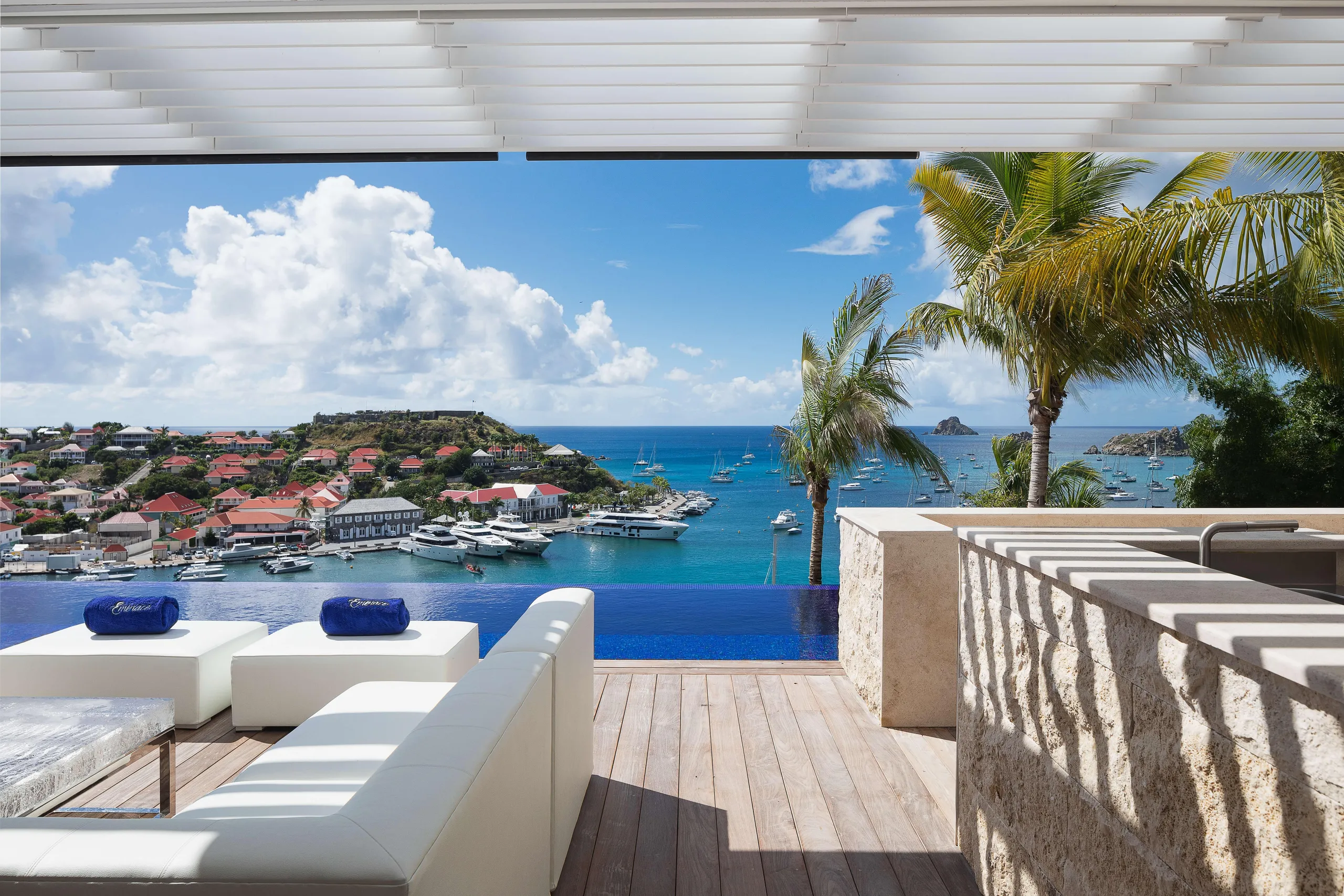 Majestic Ultra Villa with Infinity Pools and Ocean Views — photograph 4