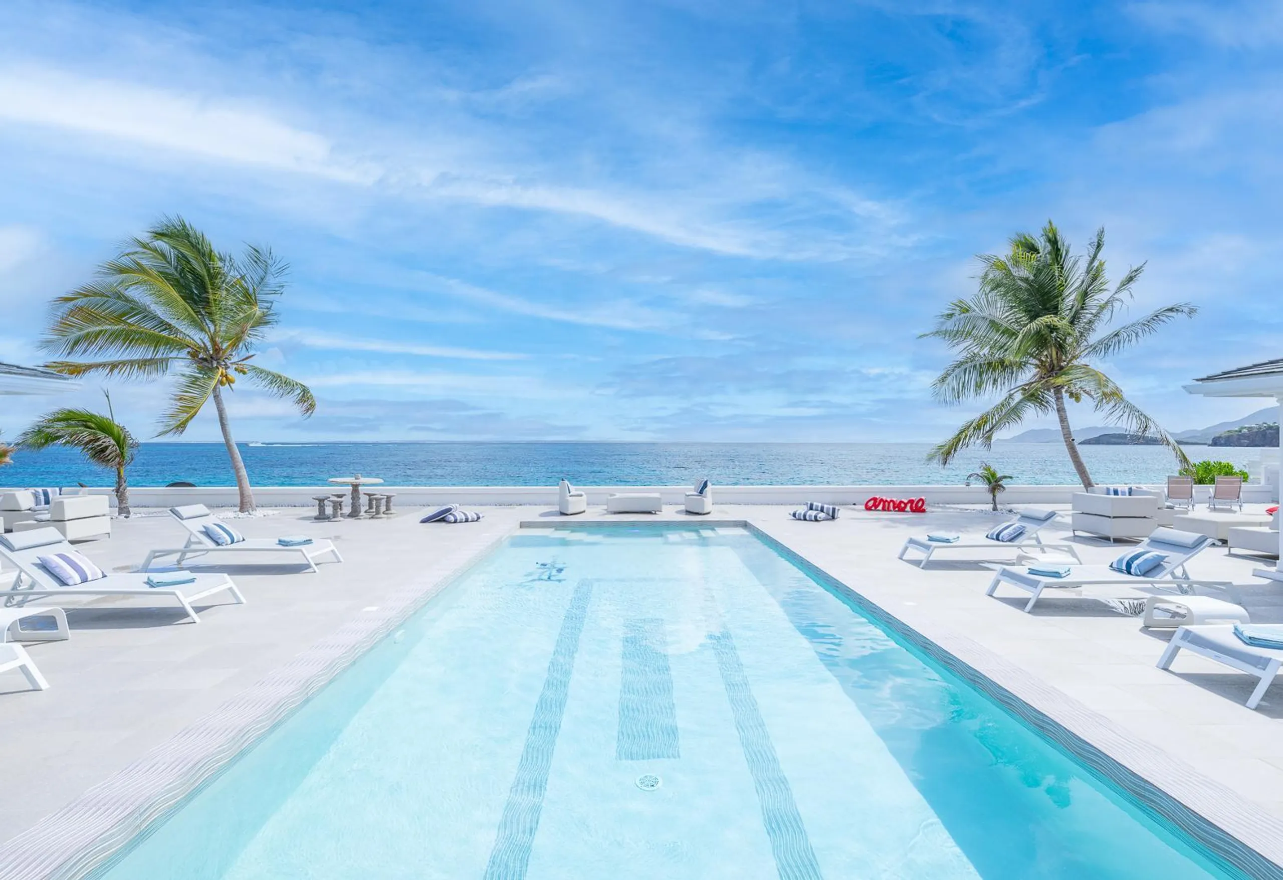 Pristine 5 BR Luxe Oceanfront Escape with Private Pool, Fitness Room and Stunning Views, Terres Basses