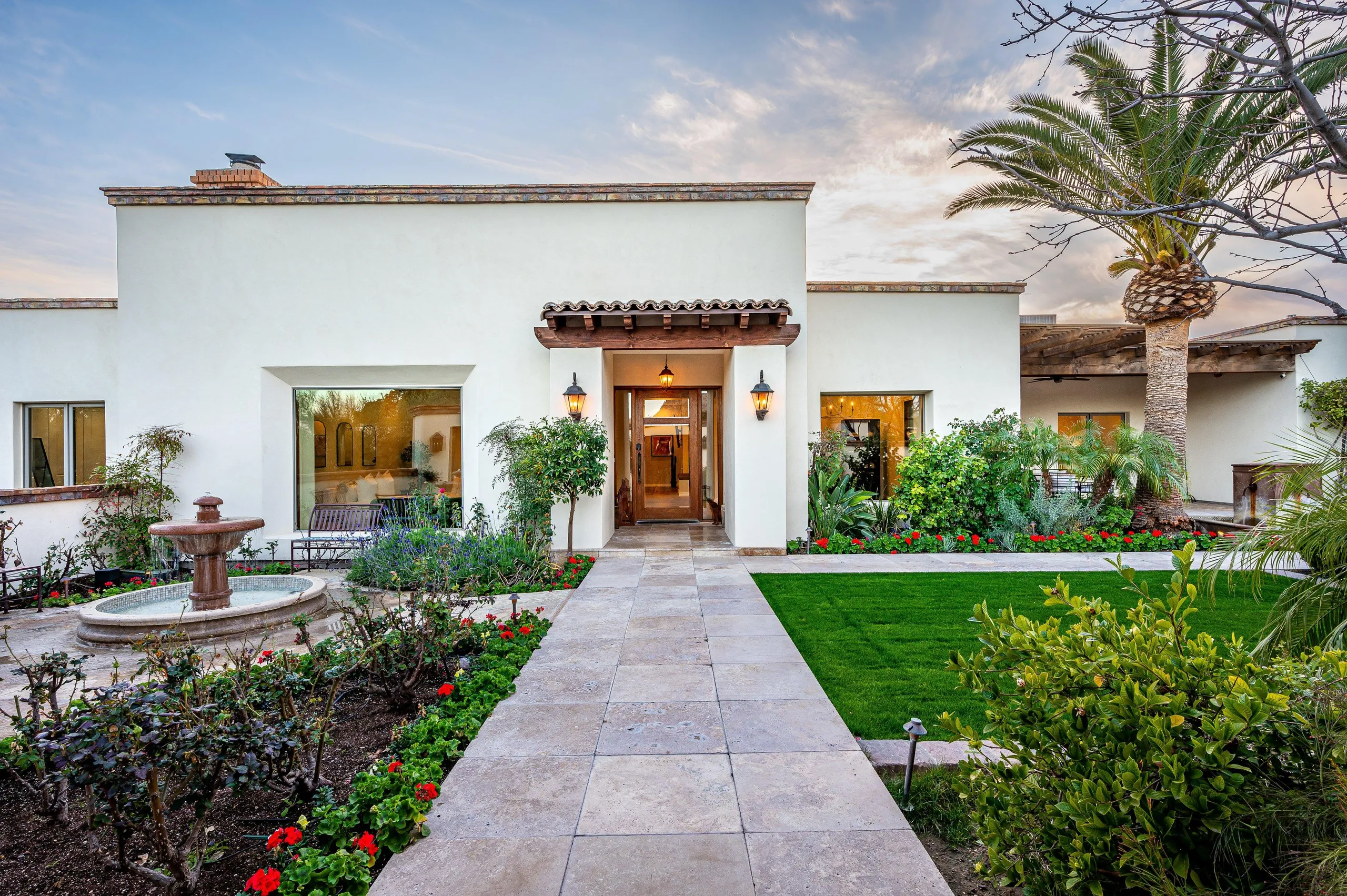 Elite Paradise Valley Estate with Waterfalling Pool and Firepit Lounge — photograph 6