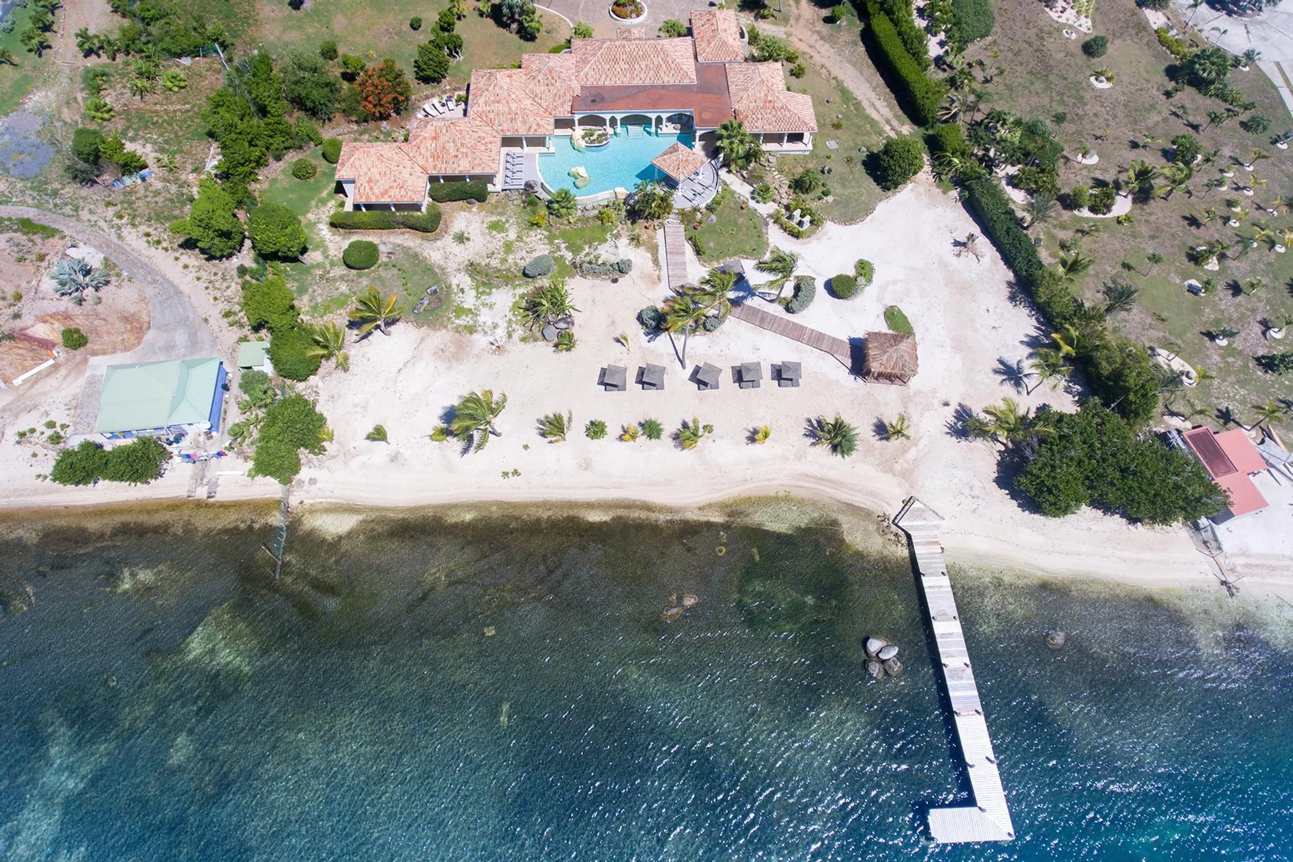 Beach Front Luxury Estate with Private Pool, Direct Beach Access and Private Boat Dock — photograph 7