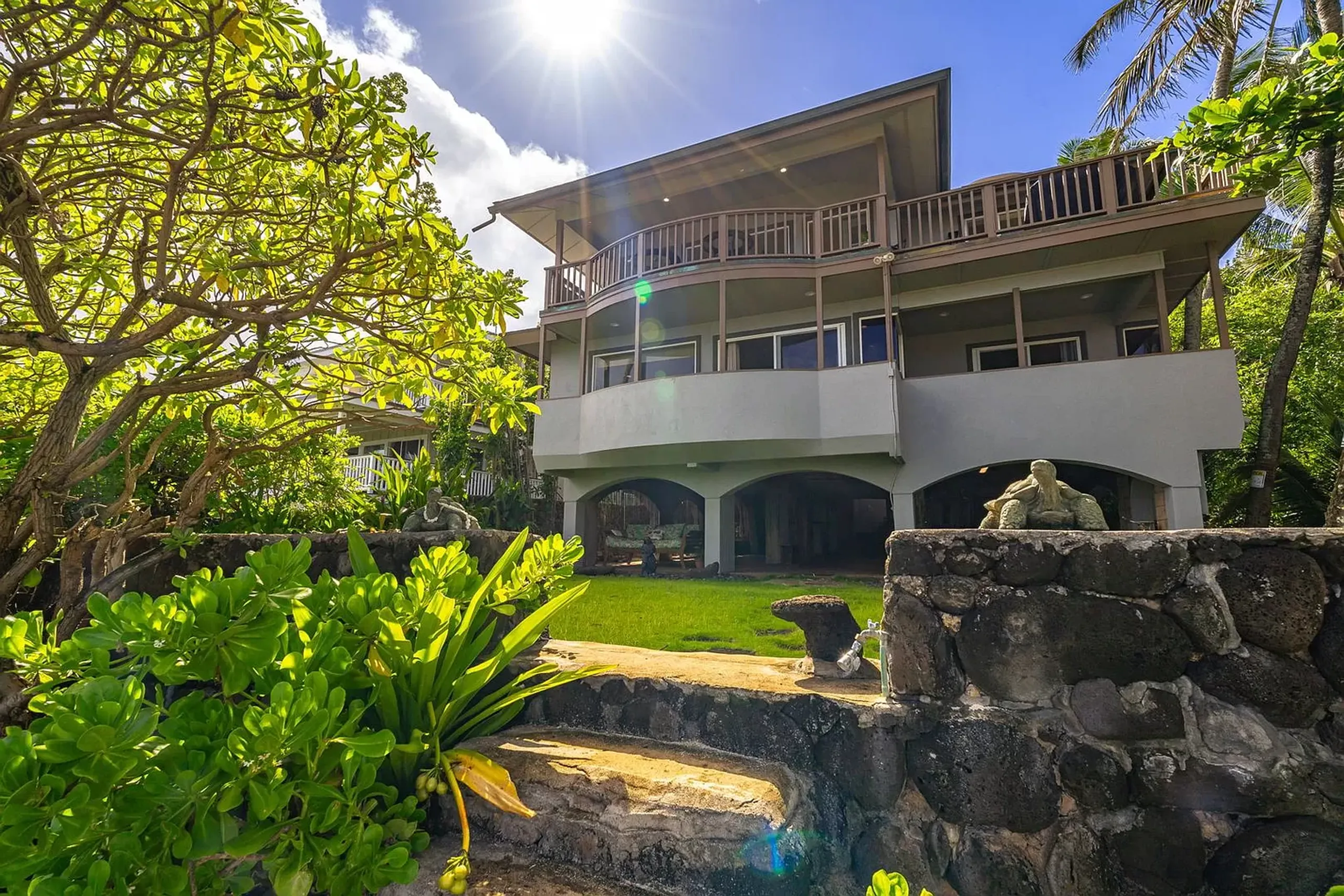 Oahu North Shore Beachfront Villa with Stunning Ocean Views — photograph 3