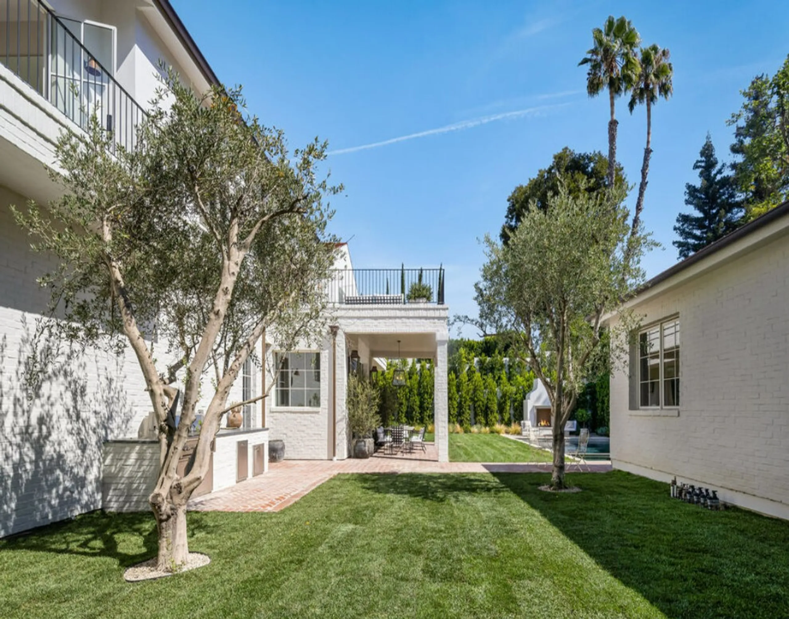 Outstanding Hillside Estate with Panoramic Views — photograph 7