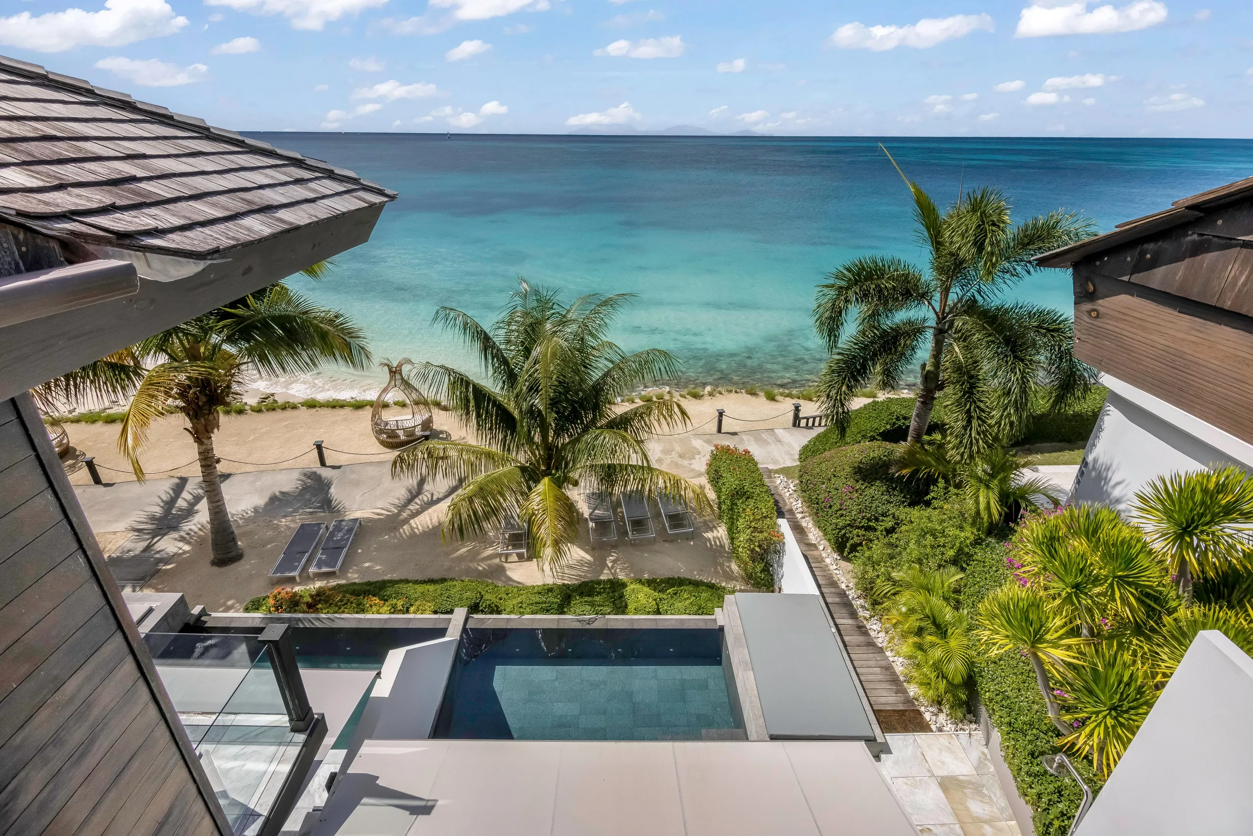 Refreshing Beachfront Villa with Infinity Pool and Private Beach Access — photograph 2