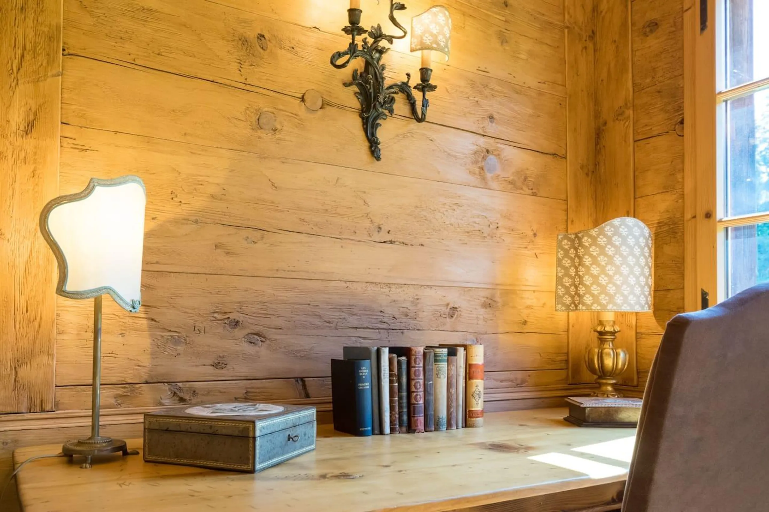 Sumptuously Furnished Saanen Farmhouse with Fireplace and Jacuzzi Tub — photograph 11
