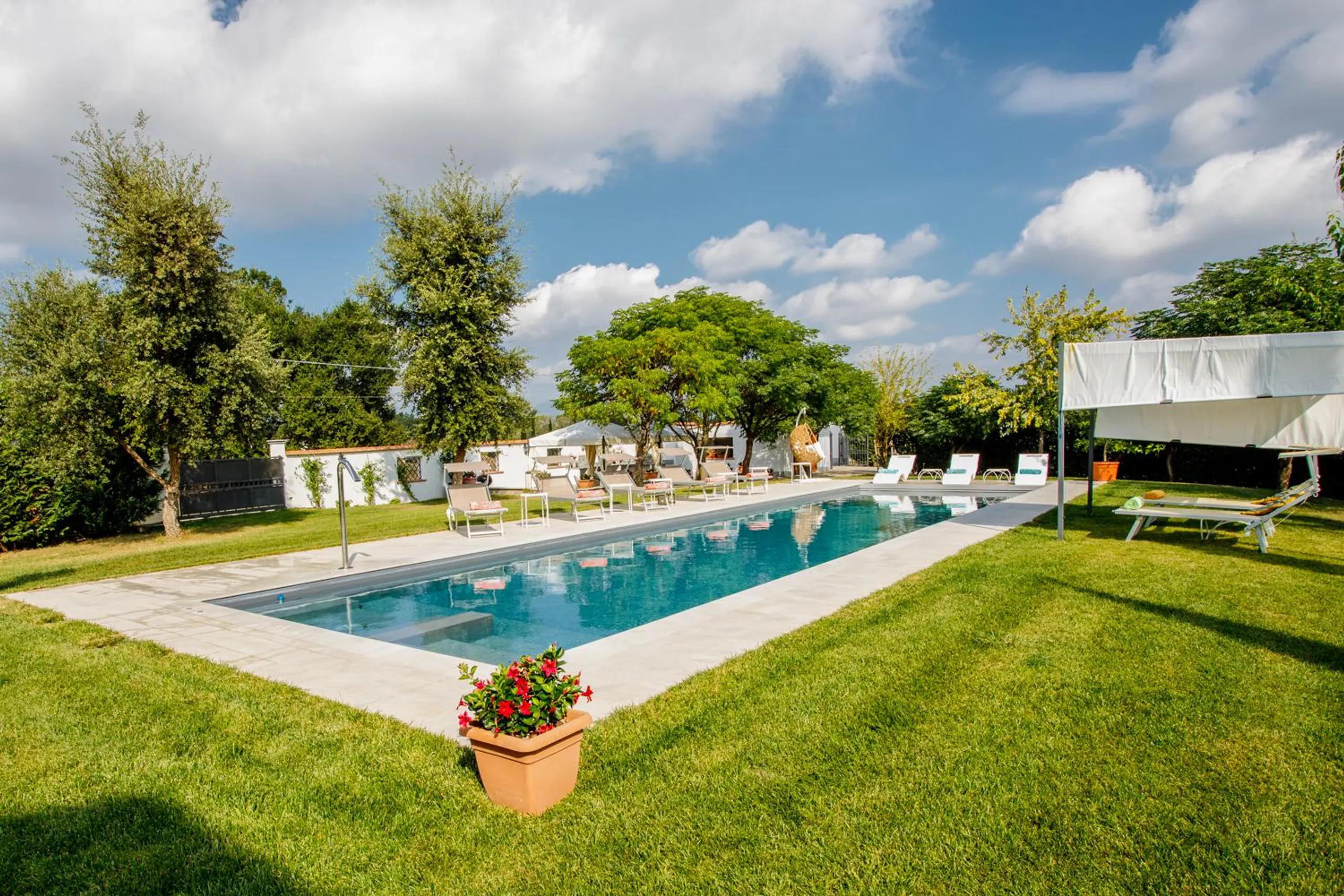 Refined  Tuscan Villa with Private Pool, Vast Gardens and Access to Historic Cities — photograph 5