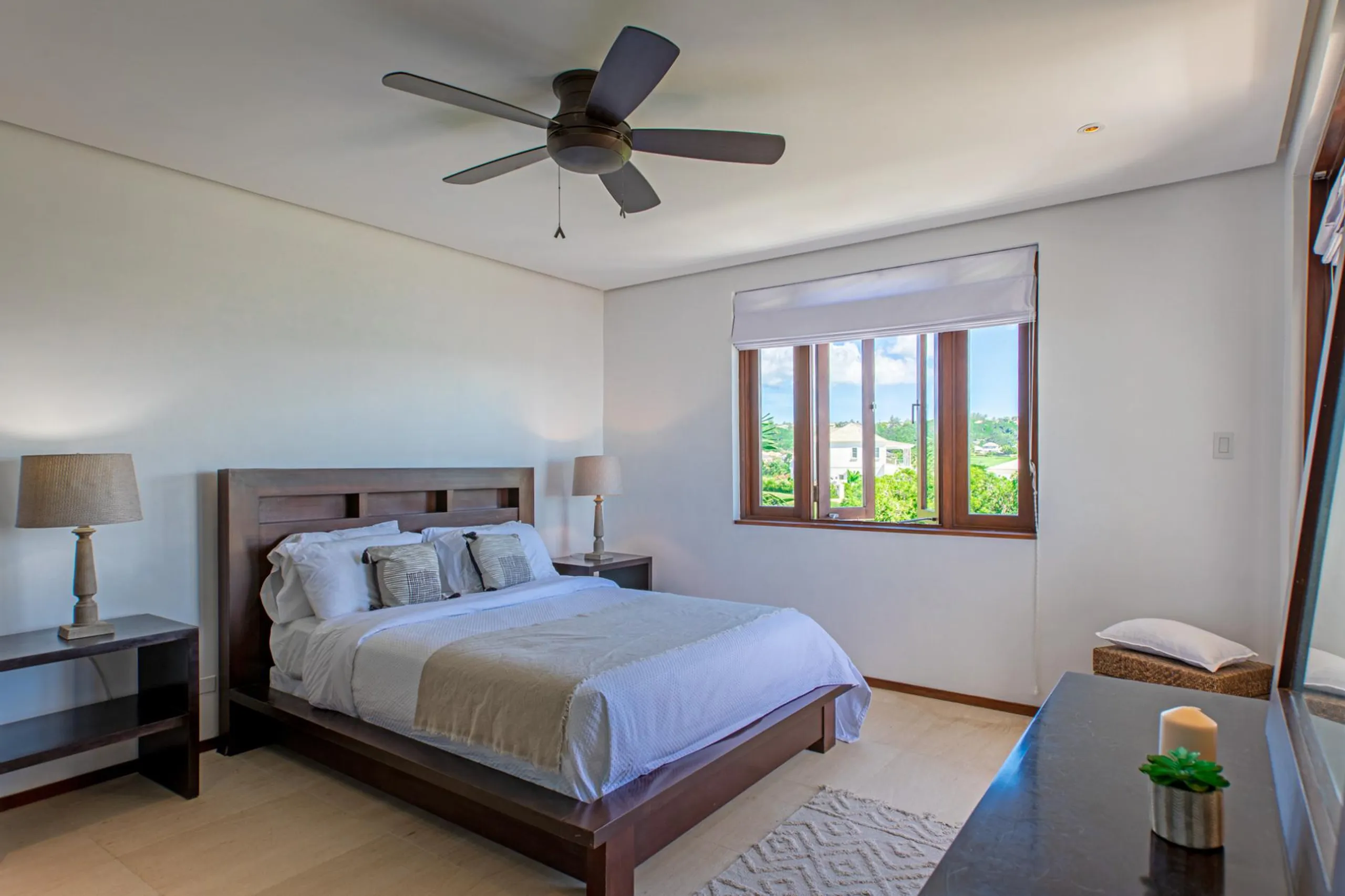 Grandiose Contemporary Villa with Private Pool and 360-Degree Panoramic Views — photograph 9