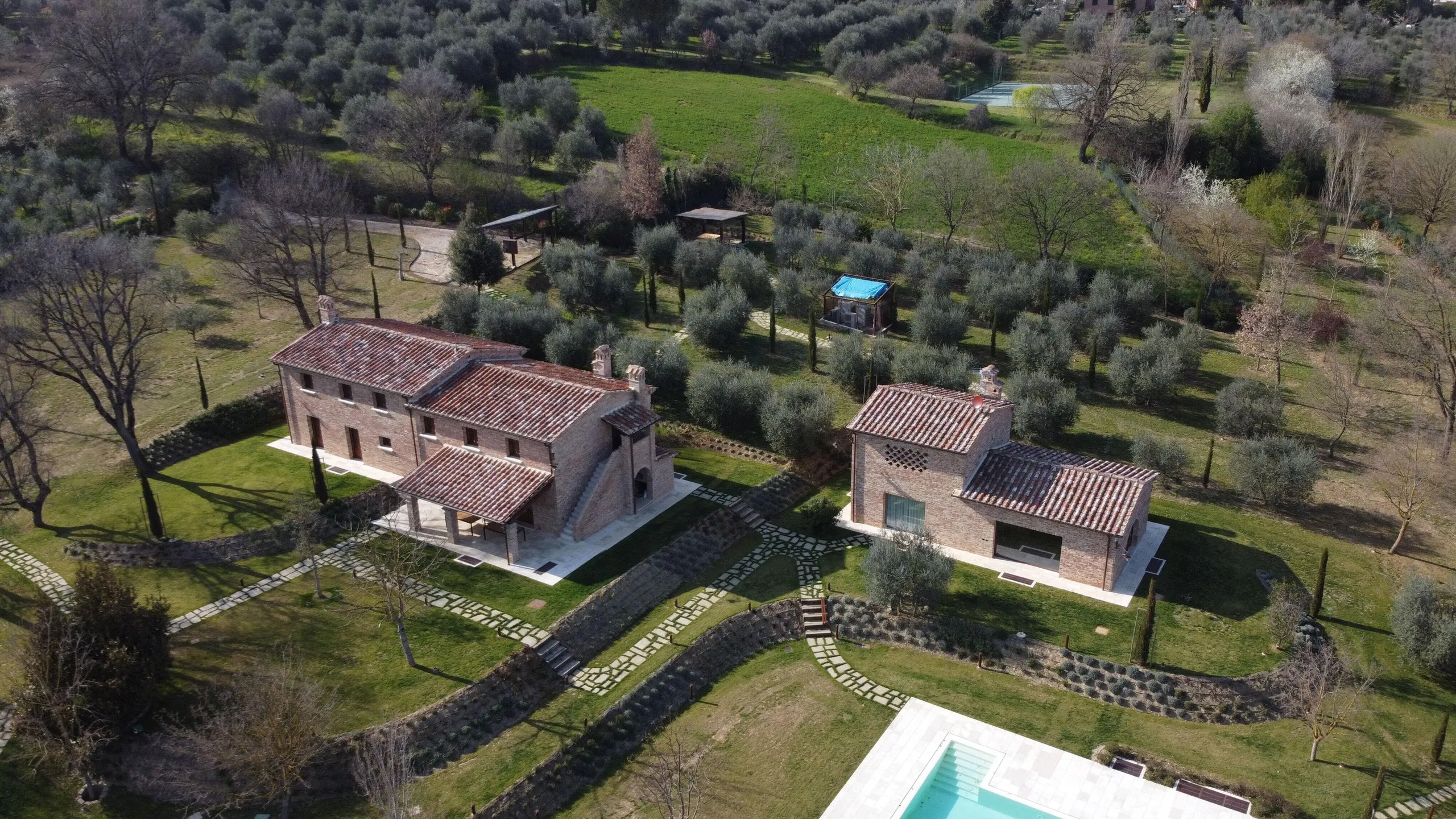 Classical Italian Estate with Invigorating Pool and Vineyard Views — photograph 5