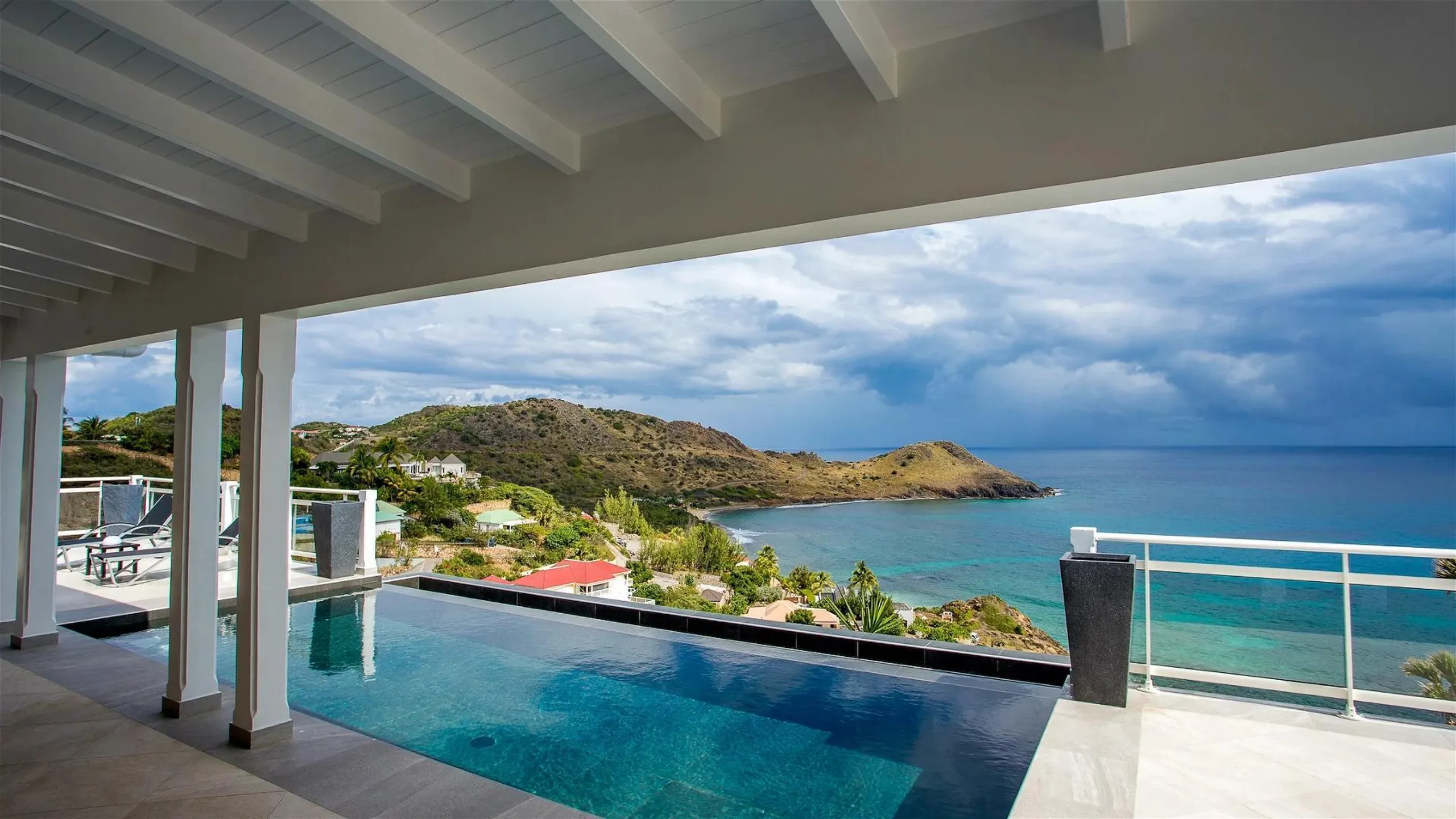 Chic Tropical Holiday Villa with Infinity Pool and Panoramic Ocean Views — photograph 3