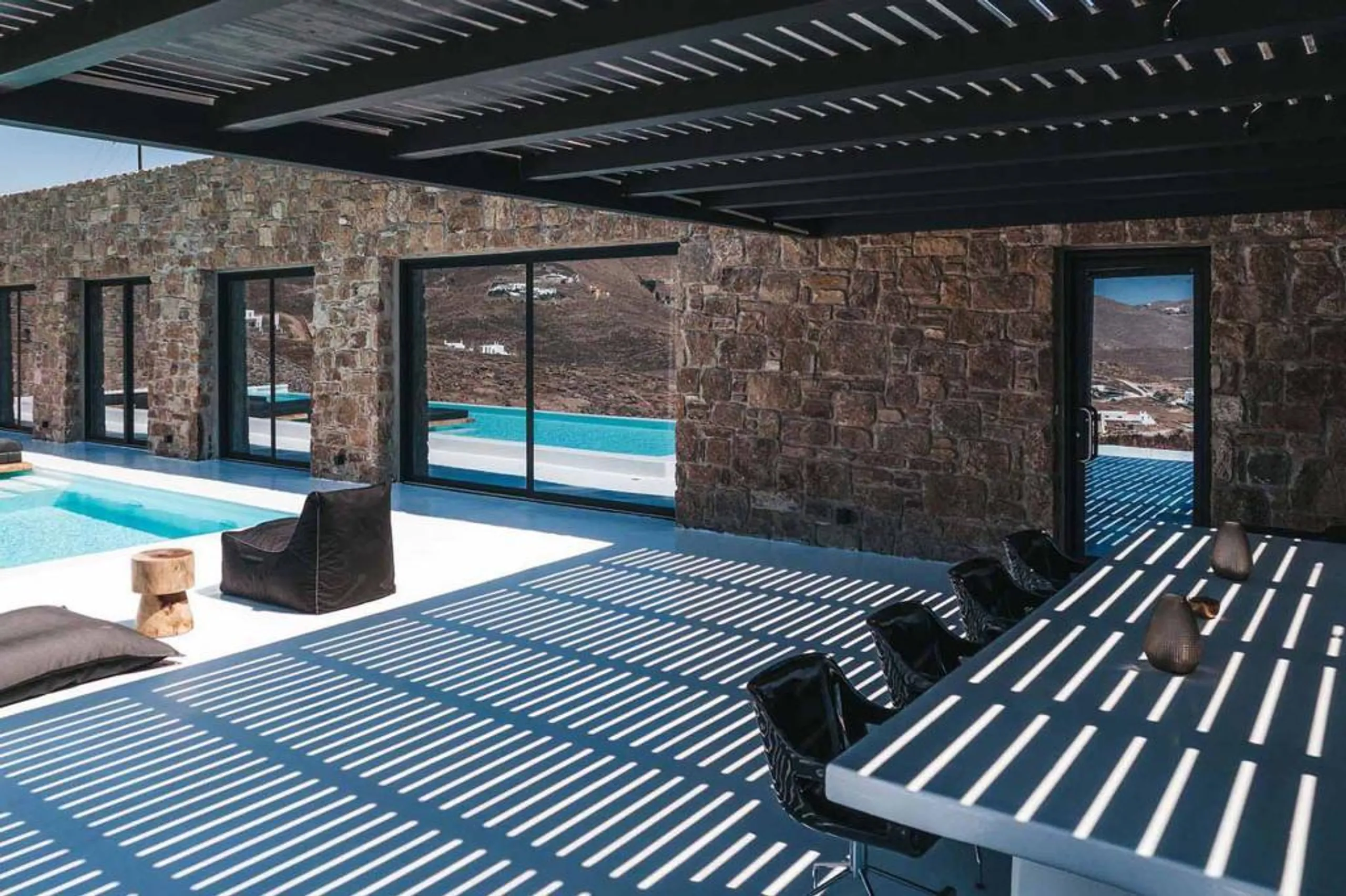 Majestic Seaside Haven with Overlooking Infinity Pool — photograph 2
