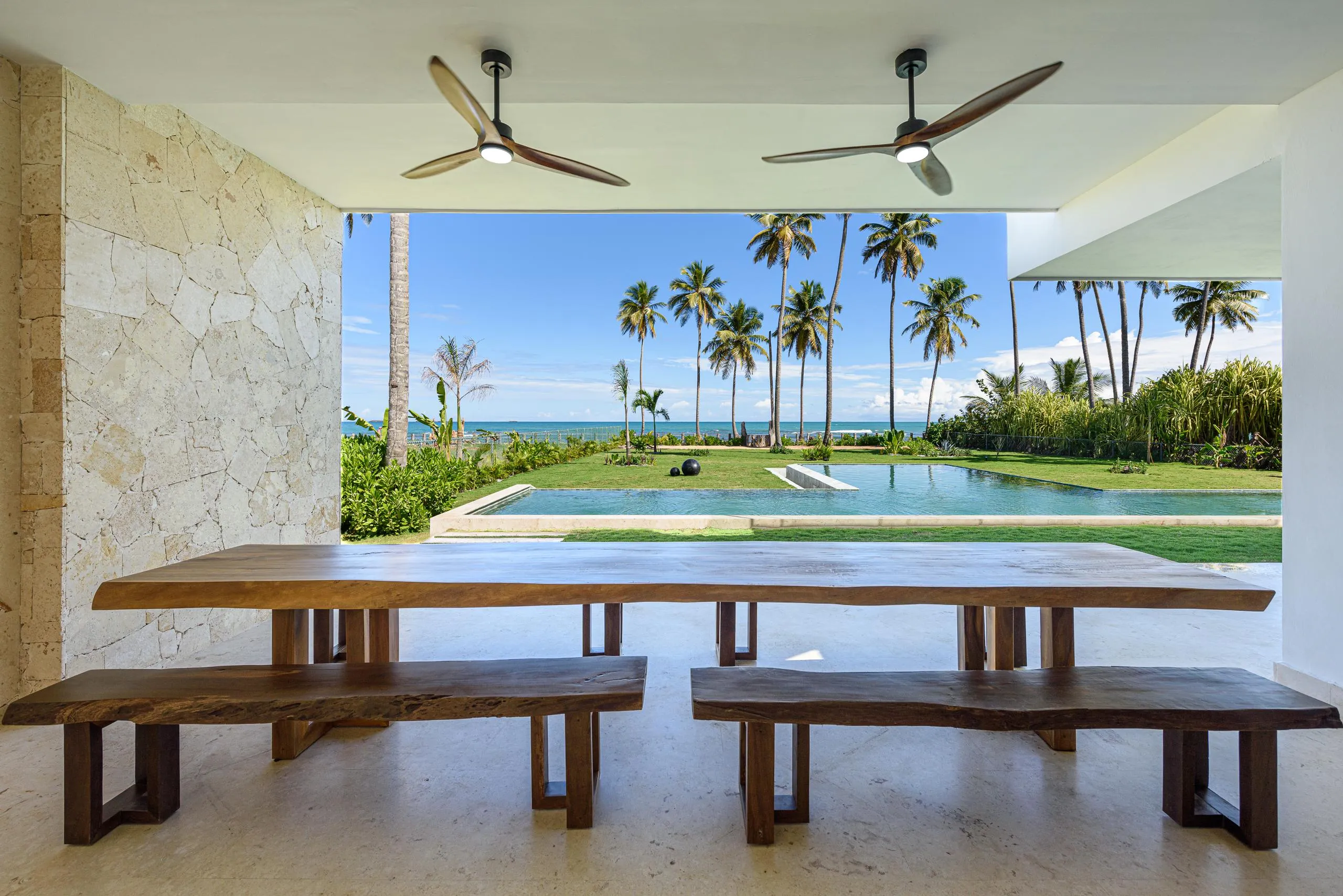 Enchanting Two-Sory Beachfront Villa with Private Pool, Direct Beach Access, and Stunning Sea Views — photograph 7
