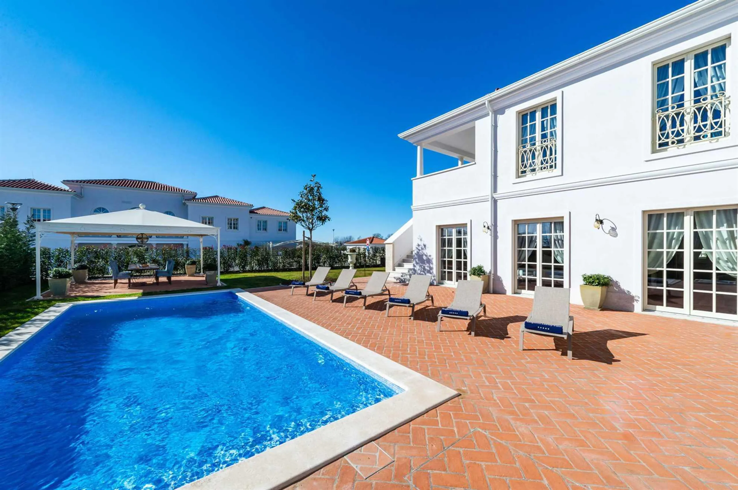 Majestic Villa with Private Pool and Stunning Garden — photograph 3