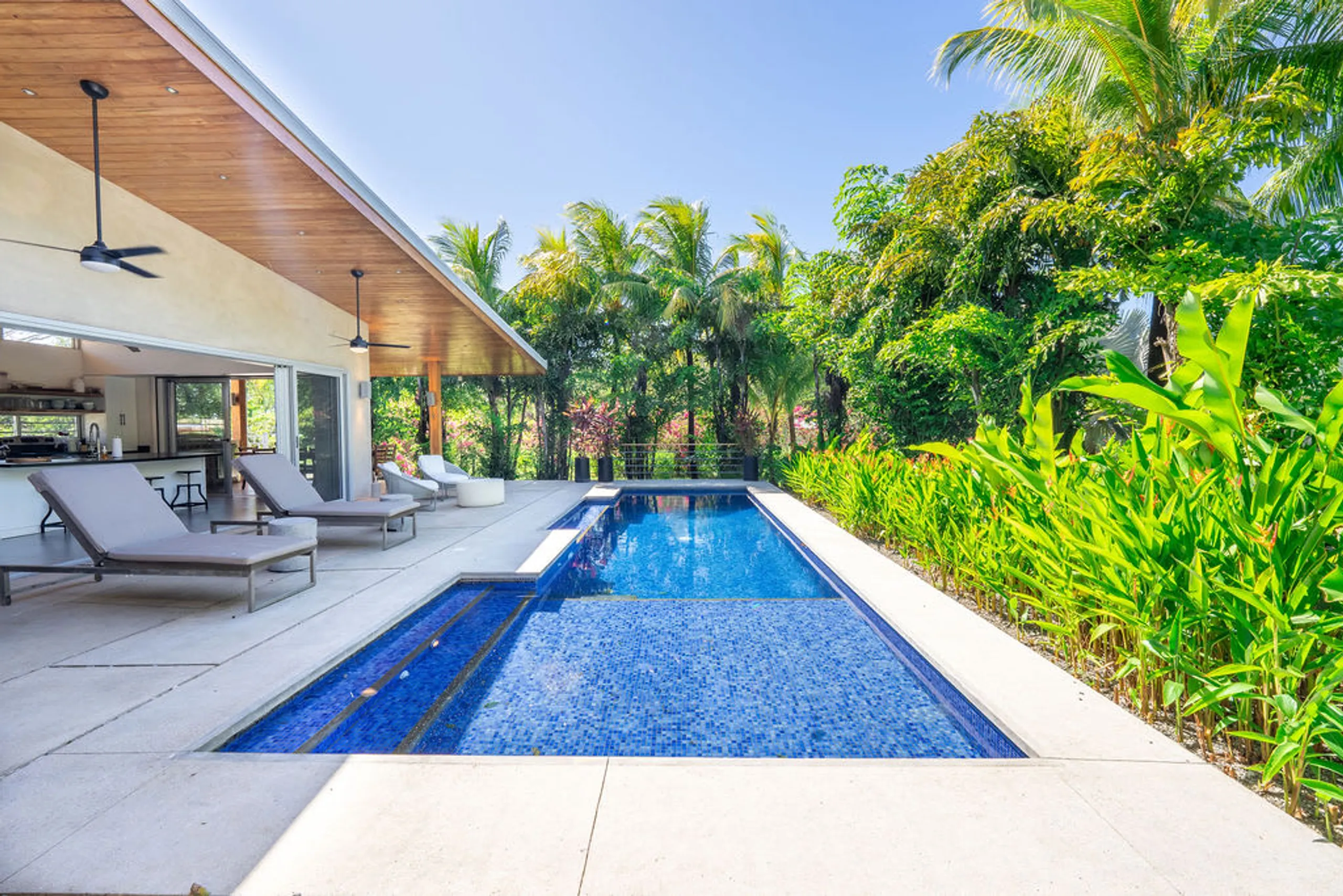 Exquisite Modern Villa with Private Pool, Steps from the Beach — photograph 3