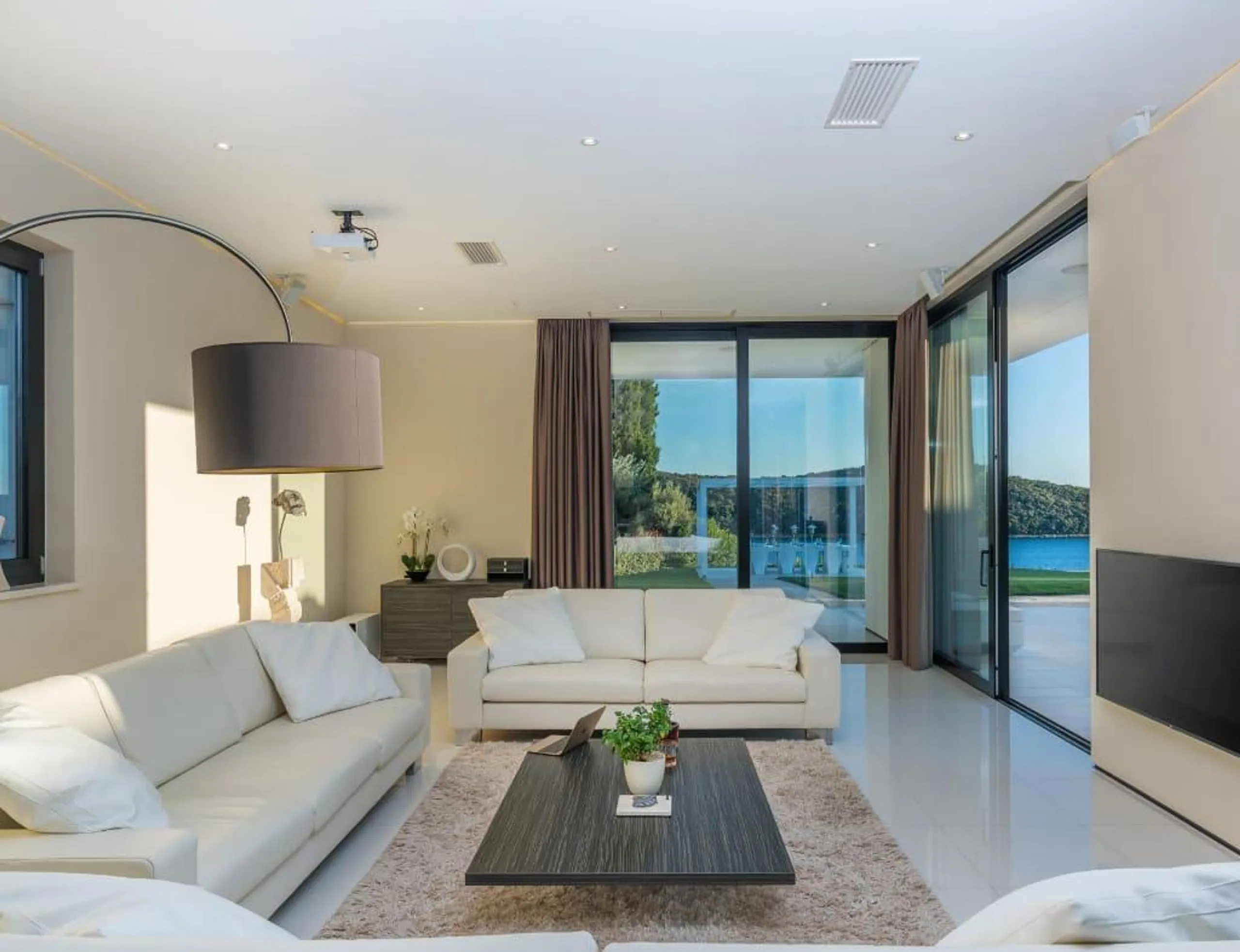 Spectacular 5-Star Villa with Private Infinity Pool, Spa, and Helicopter Access — photograph 10