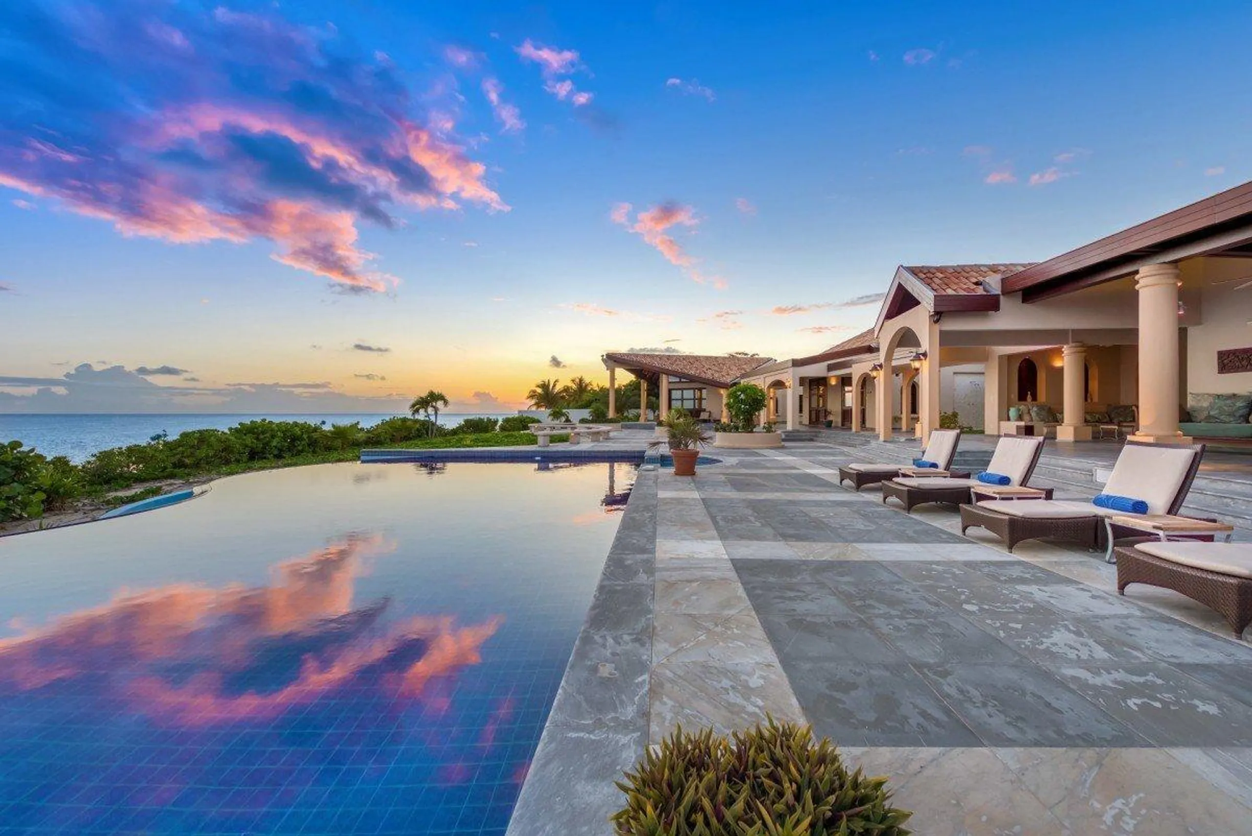 Baie Longue Beach Luxury Villa with Infinity Pool and Incredible Ocean Views — photograph 9