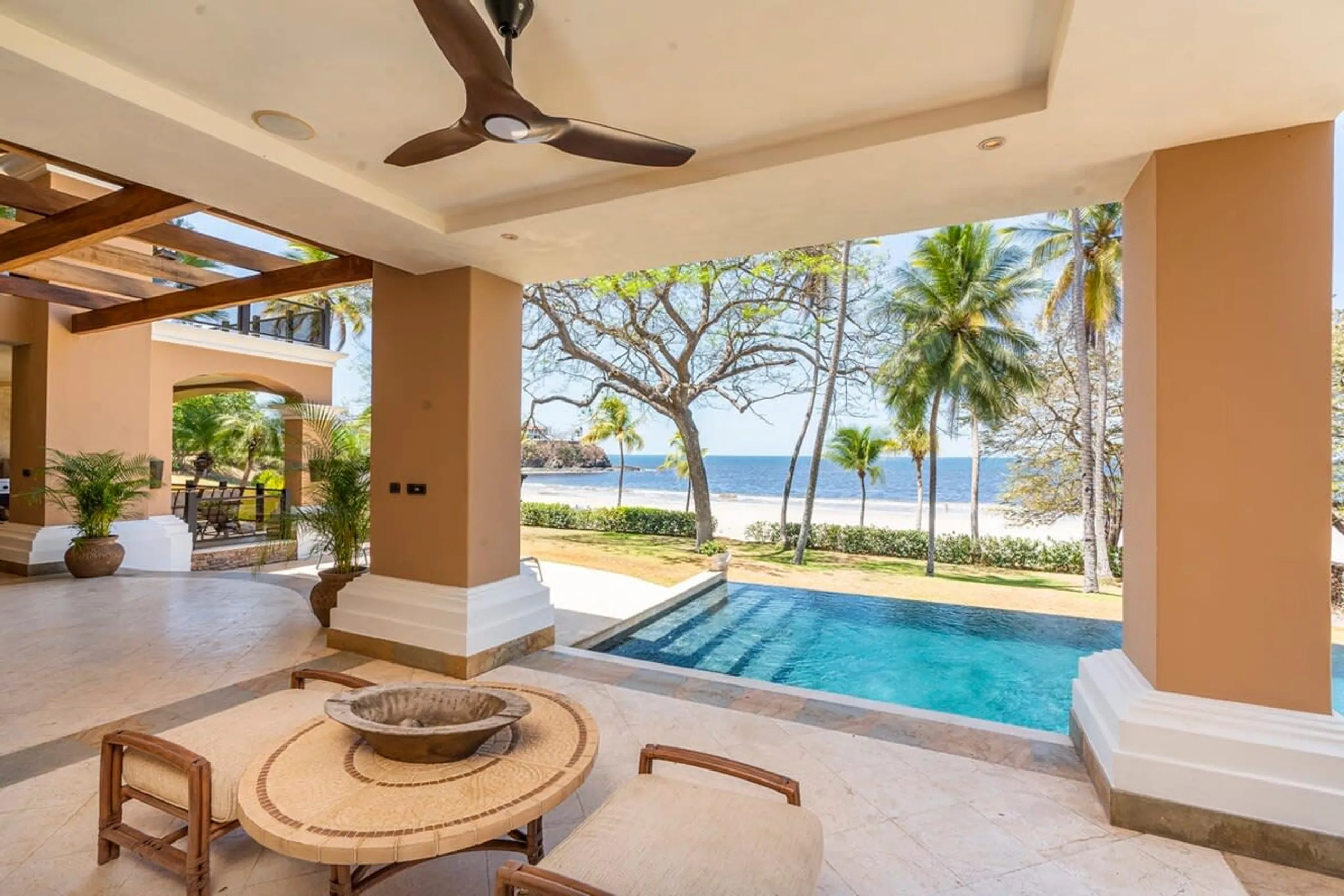 Prestigious Oceanfront 6-Bedroom Mansion with Private Infinity Pool and Panoramic Ocean Views — photograph 7
