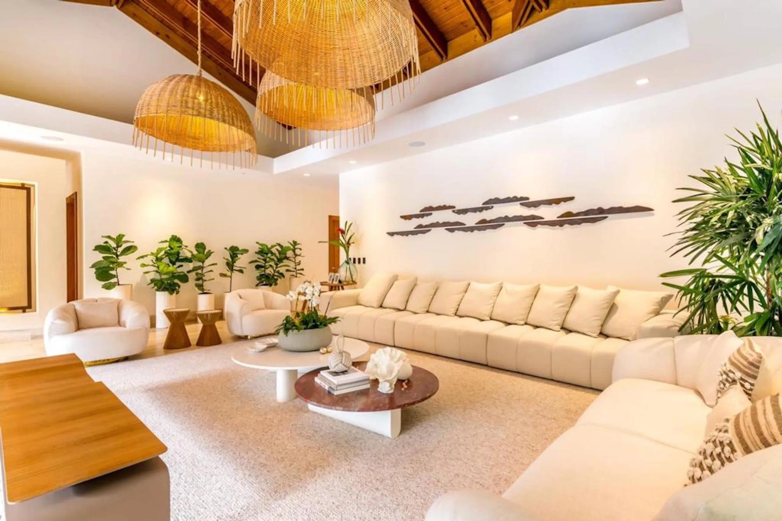 Serene Tropical Villa with Private Pool and Prime Location — photograph 8
