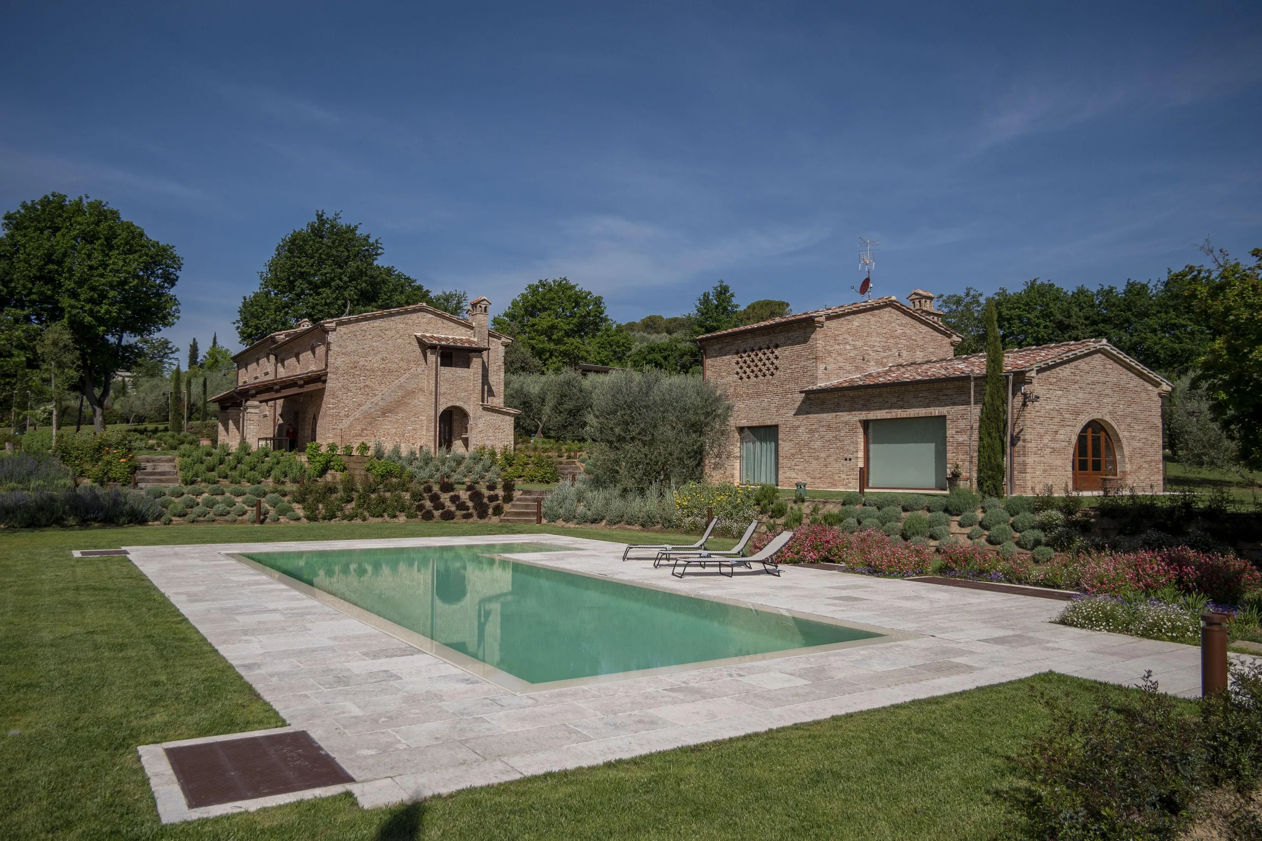 Classical Italian Estate with Invigorating Pool and Vineyard Views — photograph 3