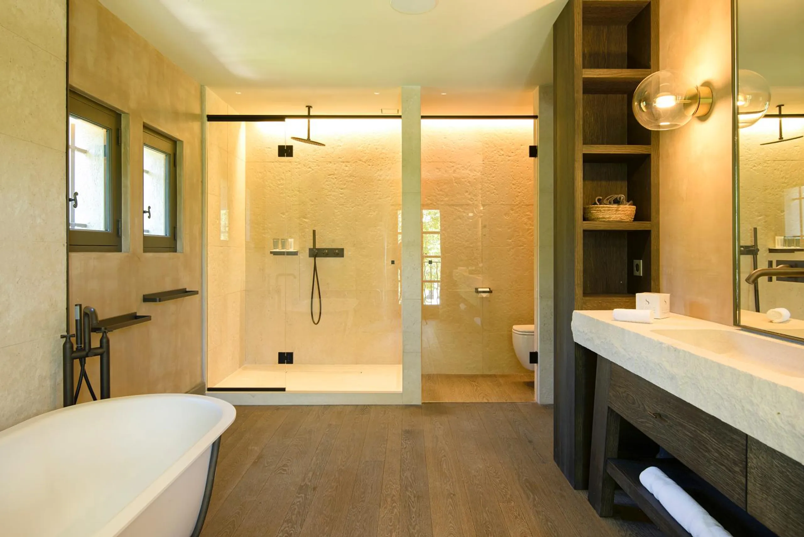 Serene Splendor Retreat with Poolside and Mountain Views — photograph 11