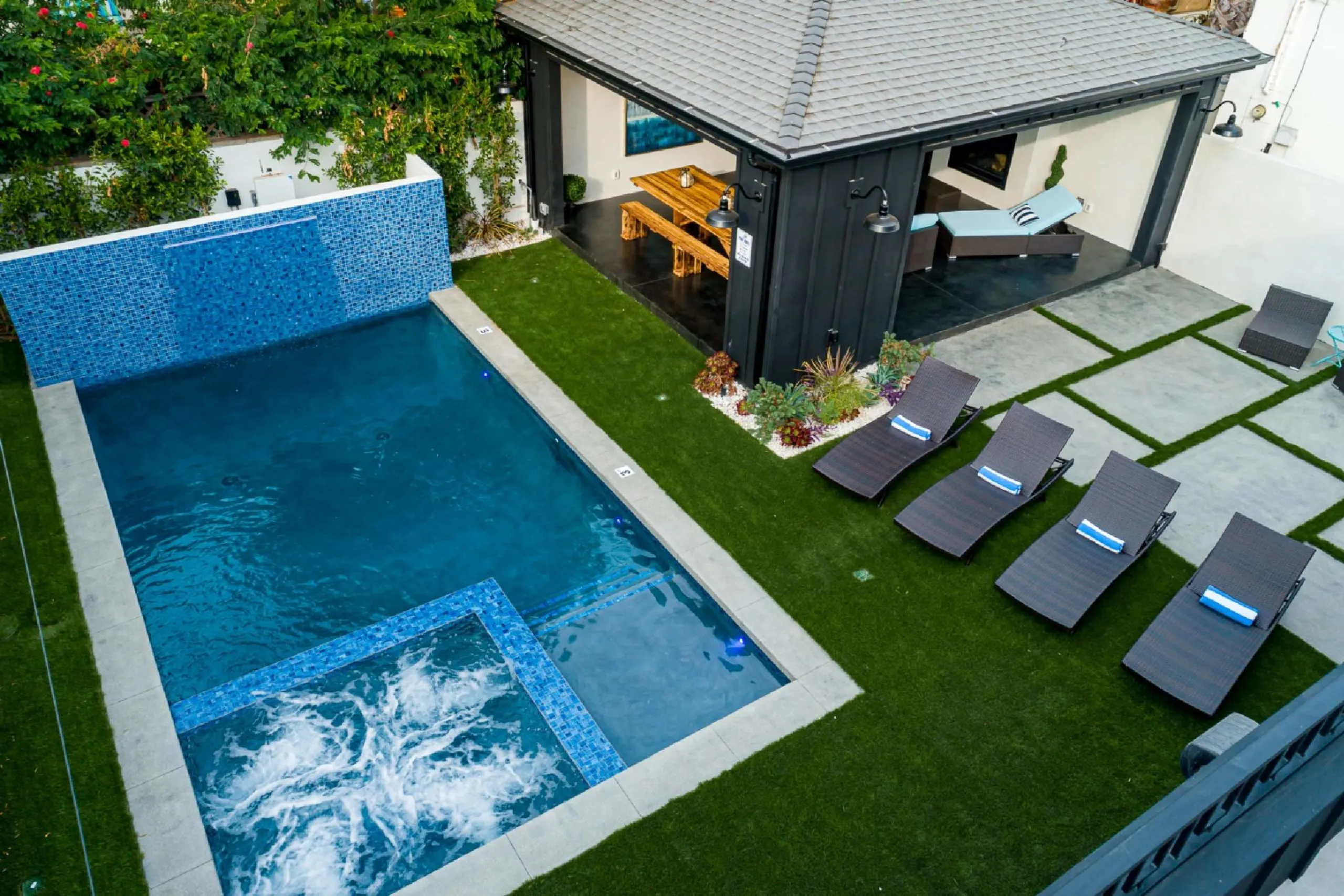 Luxury Modern Farmhouse Estate with Private Waterfall Pool — photograph 10