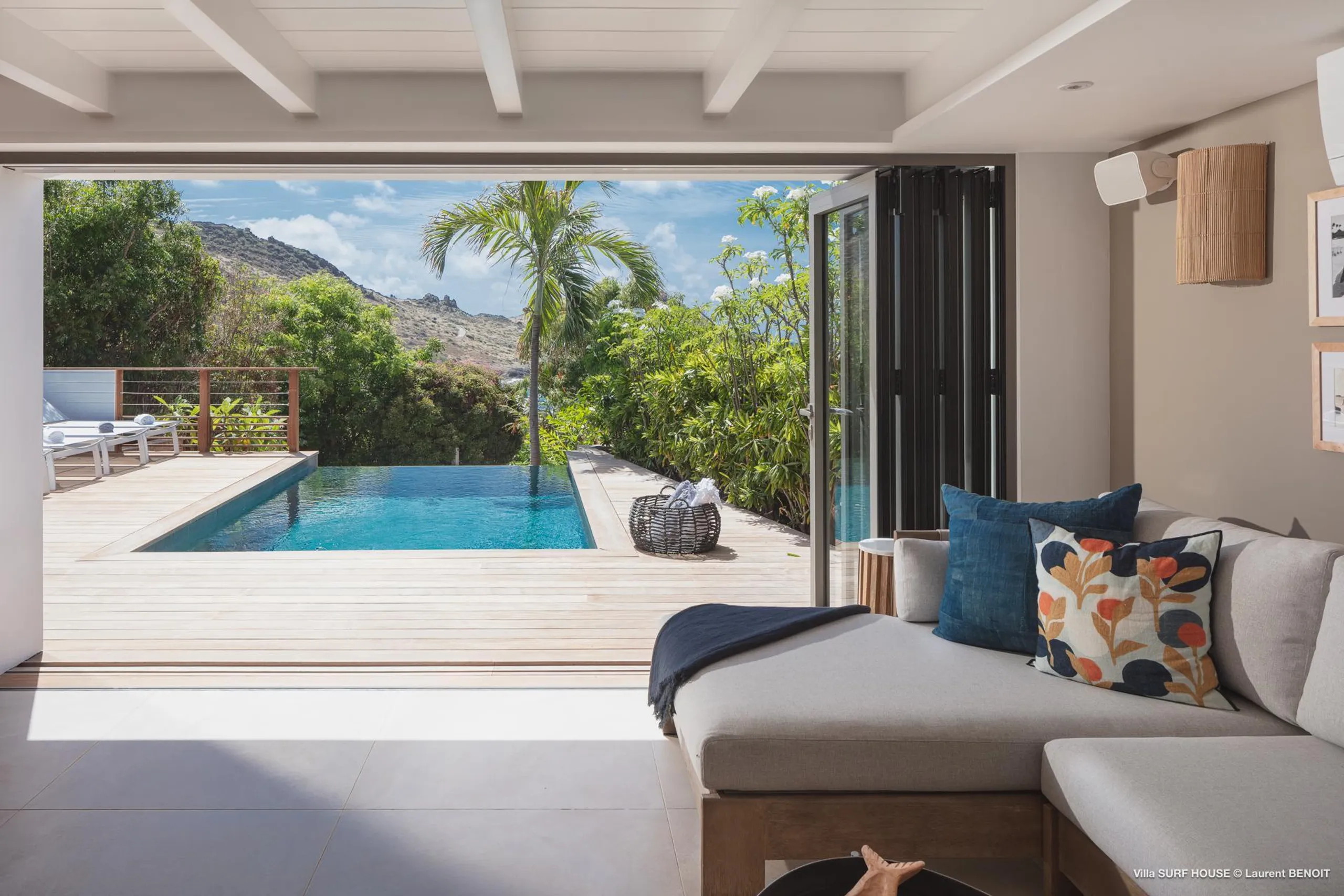 Lush and Luxurious Oceanside Villa in Toiny with Infinity Pool and Ocean Views — photograph 12