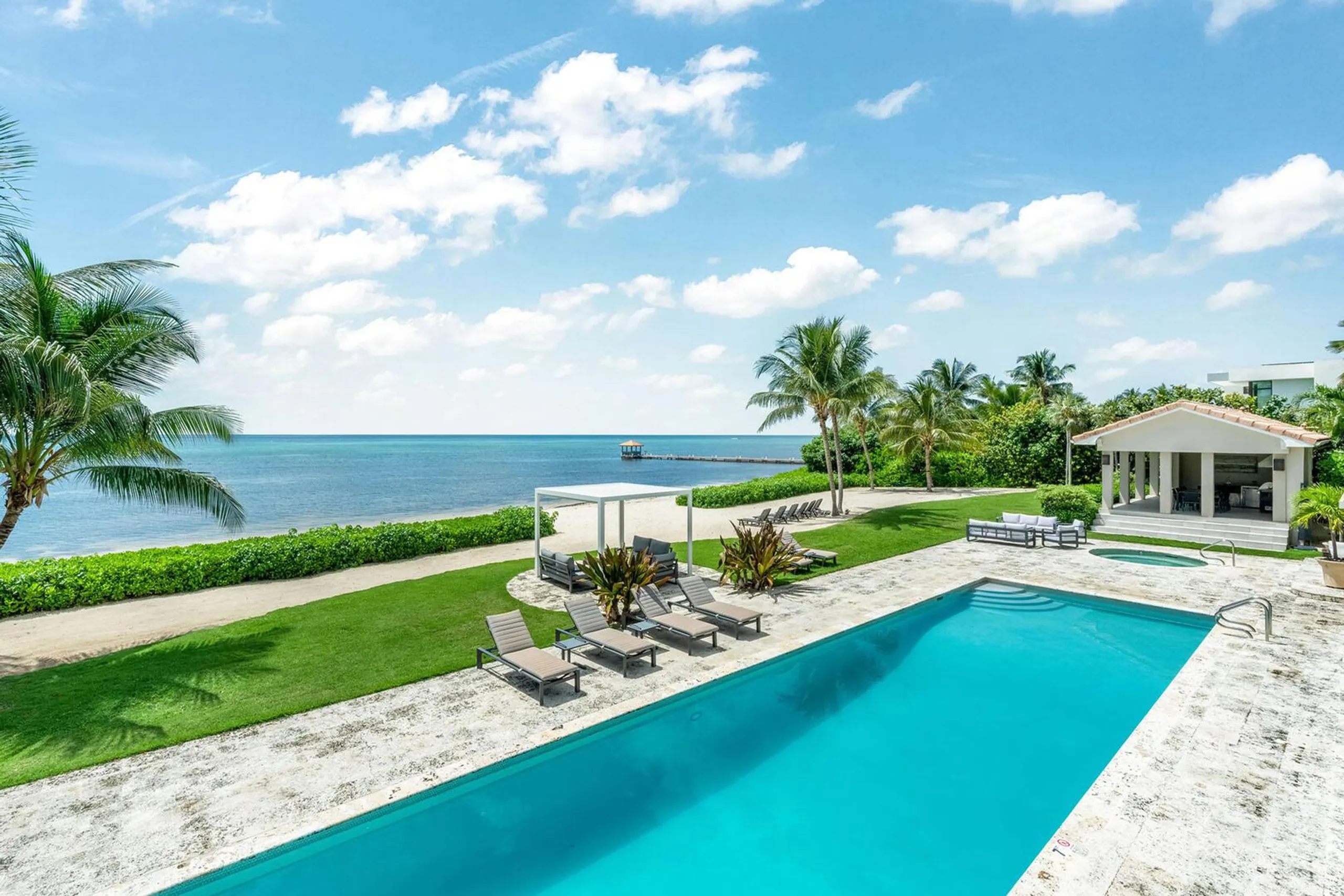 Beachfront Elegance Villa: Caribbean Panorama Views with 75-Foot Private Pool and Hot Tub, George Town