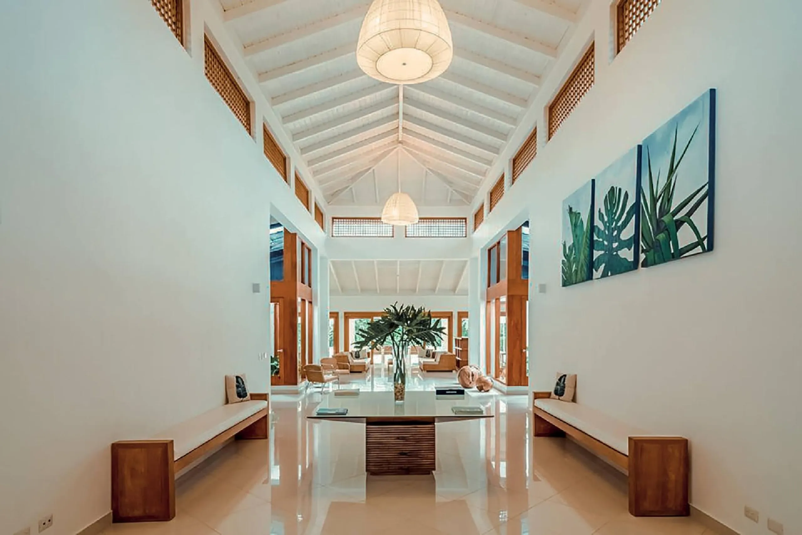 Contemporary Luxe Villa with Private Pool and Beach Access — photograph 10