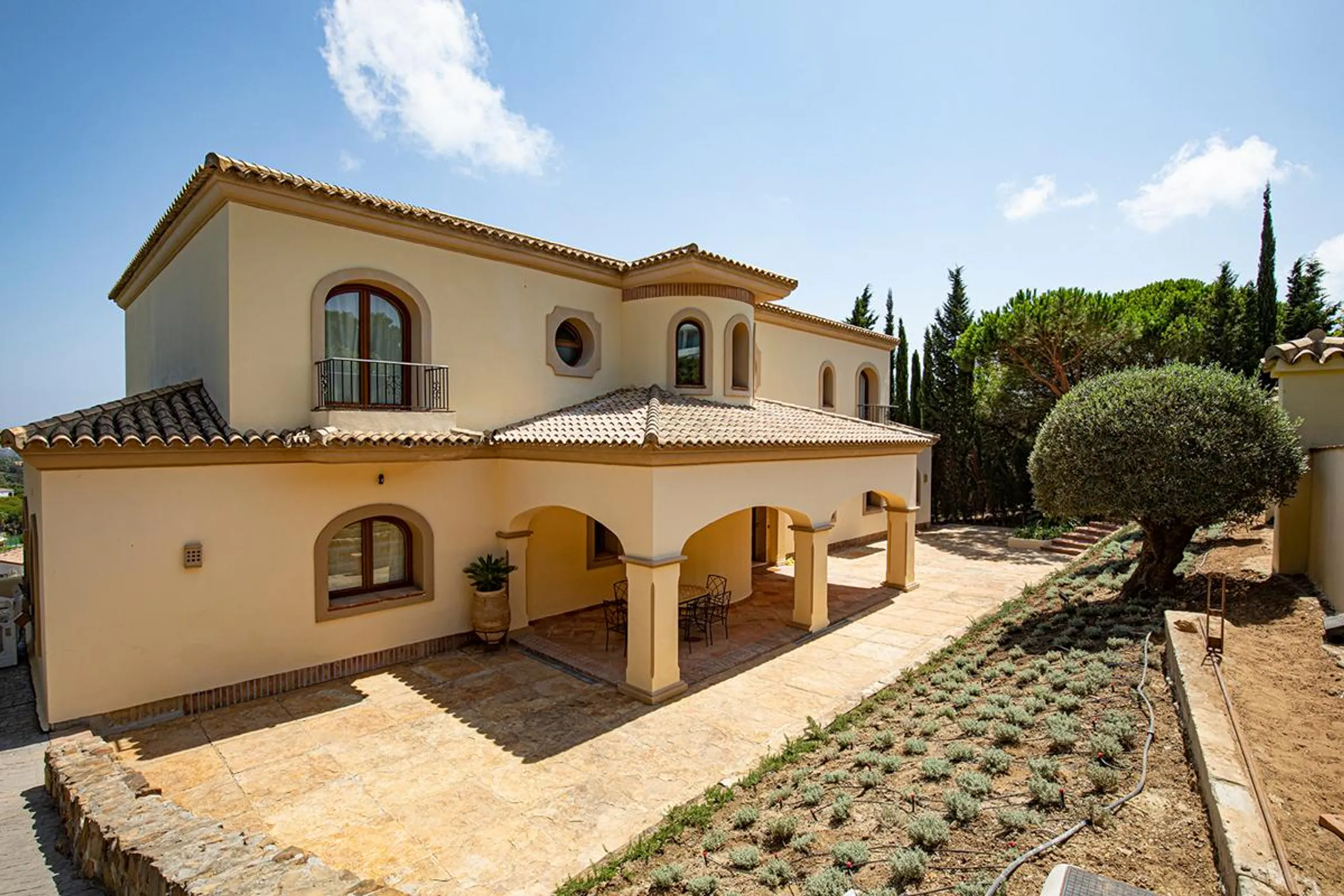 Tranquil  Countryside Villa with Heated Pool and Scenic Country Location — photograph 11