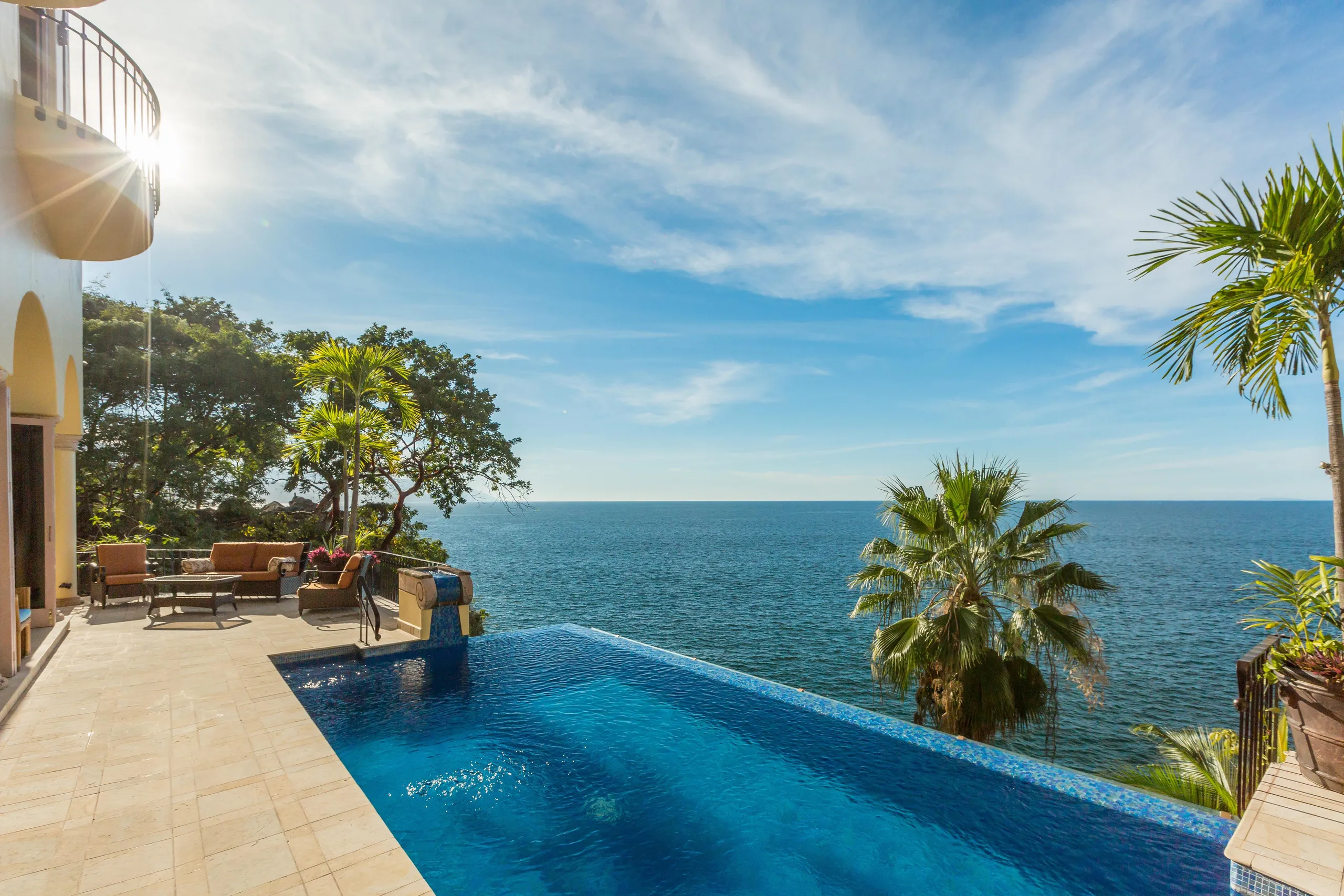 Elegant Cliffside Luxury Retreat with Infinity Pool and Ocean Views — photograph 5