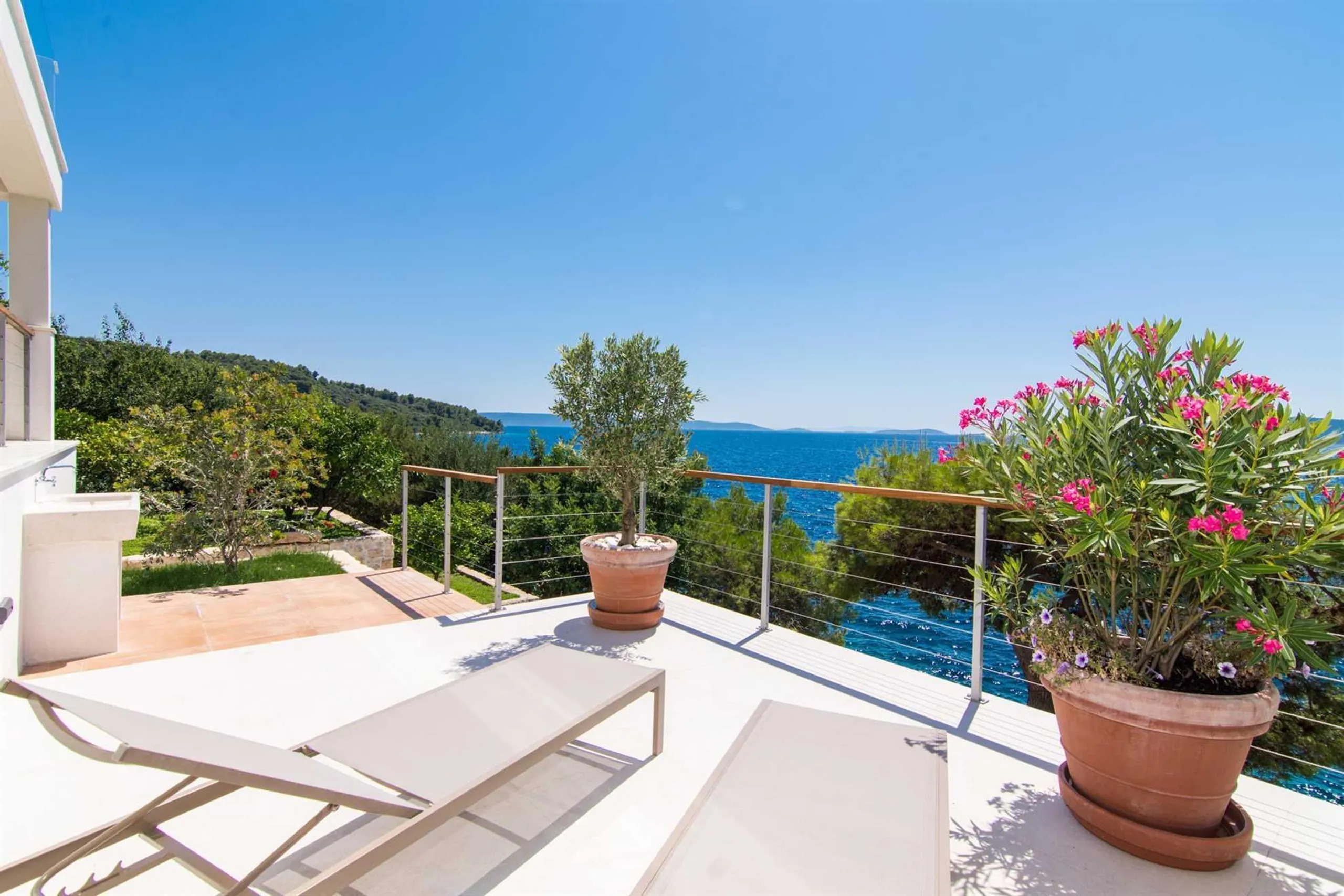 Serene Beachfront 4-Bedroom Villa on Ciovo Island with Private Pool and Ocean Views — photograph 9