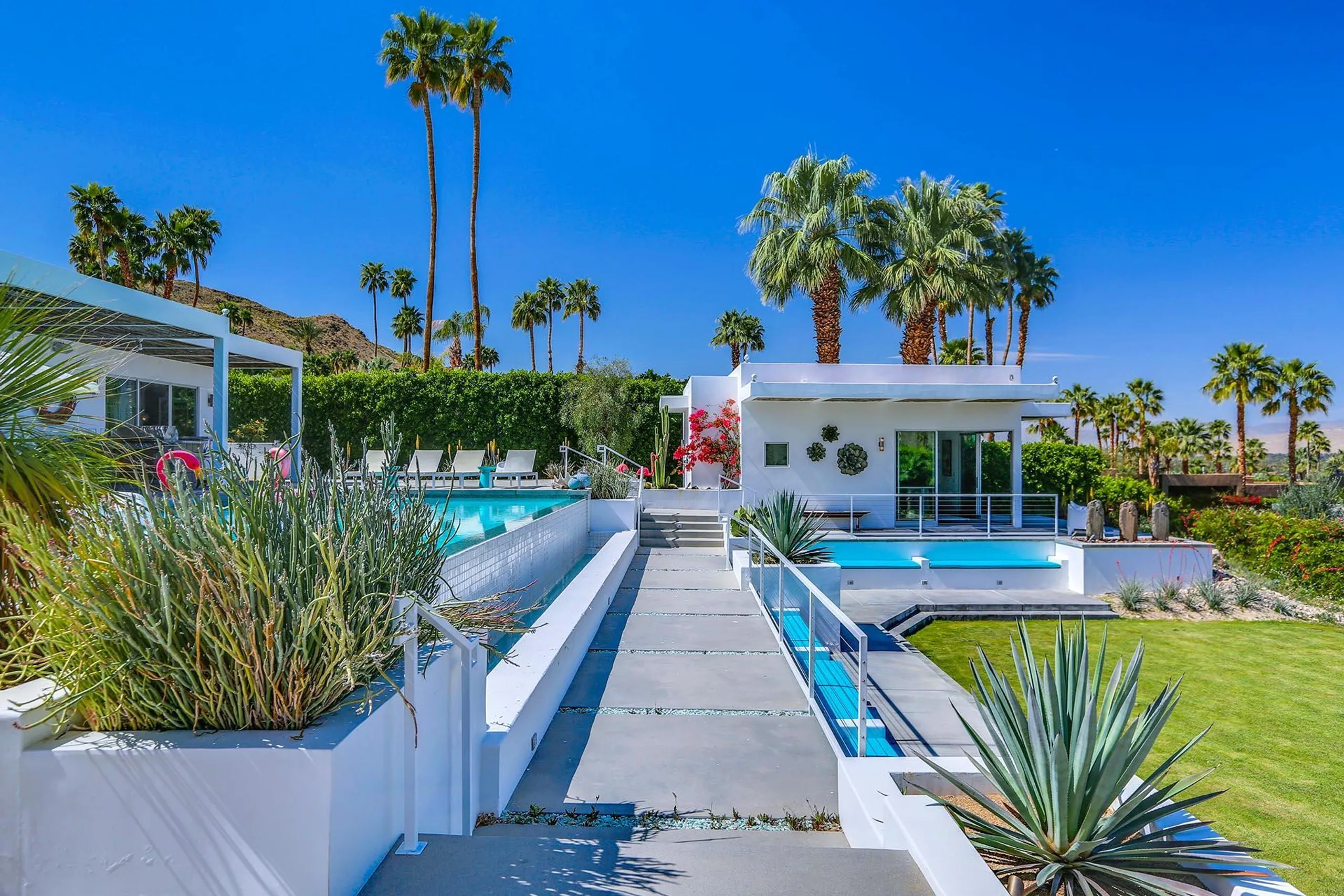 Swanky Poolside Paradise with Bocce Ball and Firepit — photograph 5