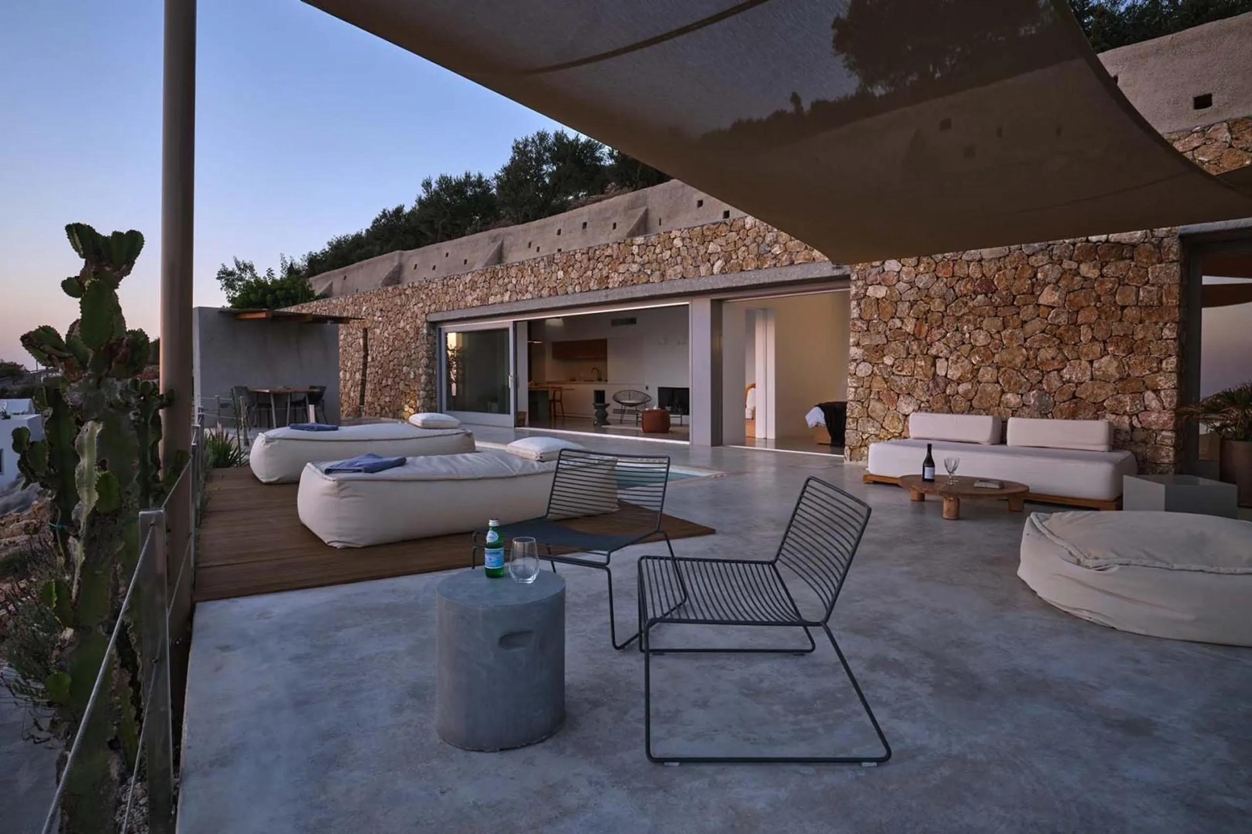 Sumptuous Sanctuary Villa with Private Infinity Heated Pool and View of The Peninsula of Akrotiri — photograph 7