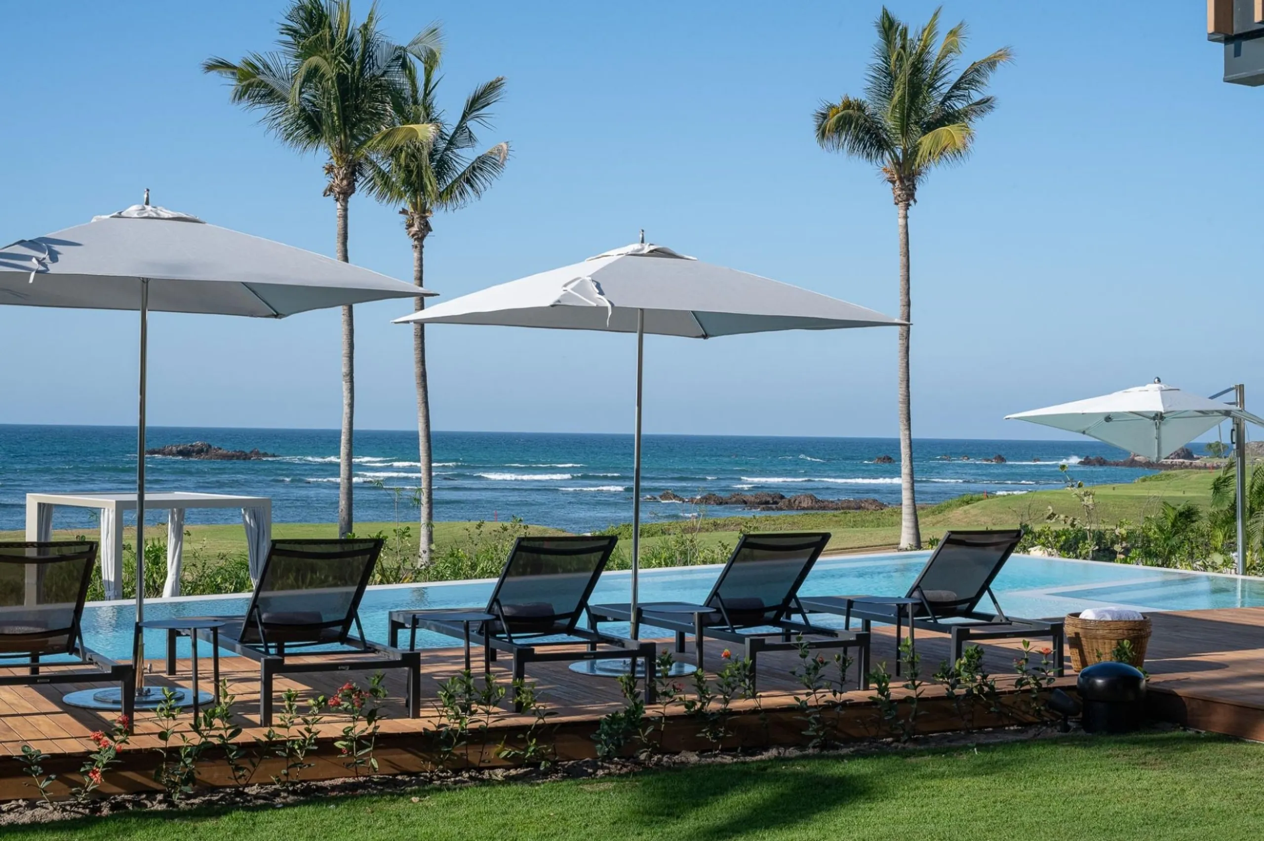 Elegantly Appointed 8-Bedroom Oceanfront Estate Overlooking Tail of the Whale — photograph 9