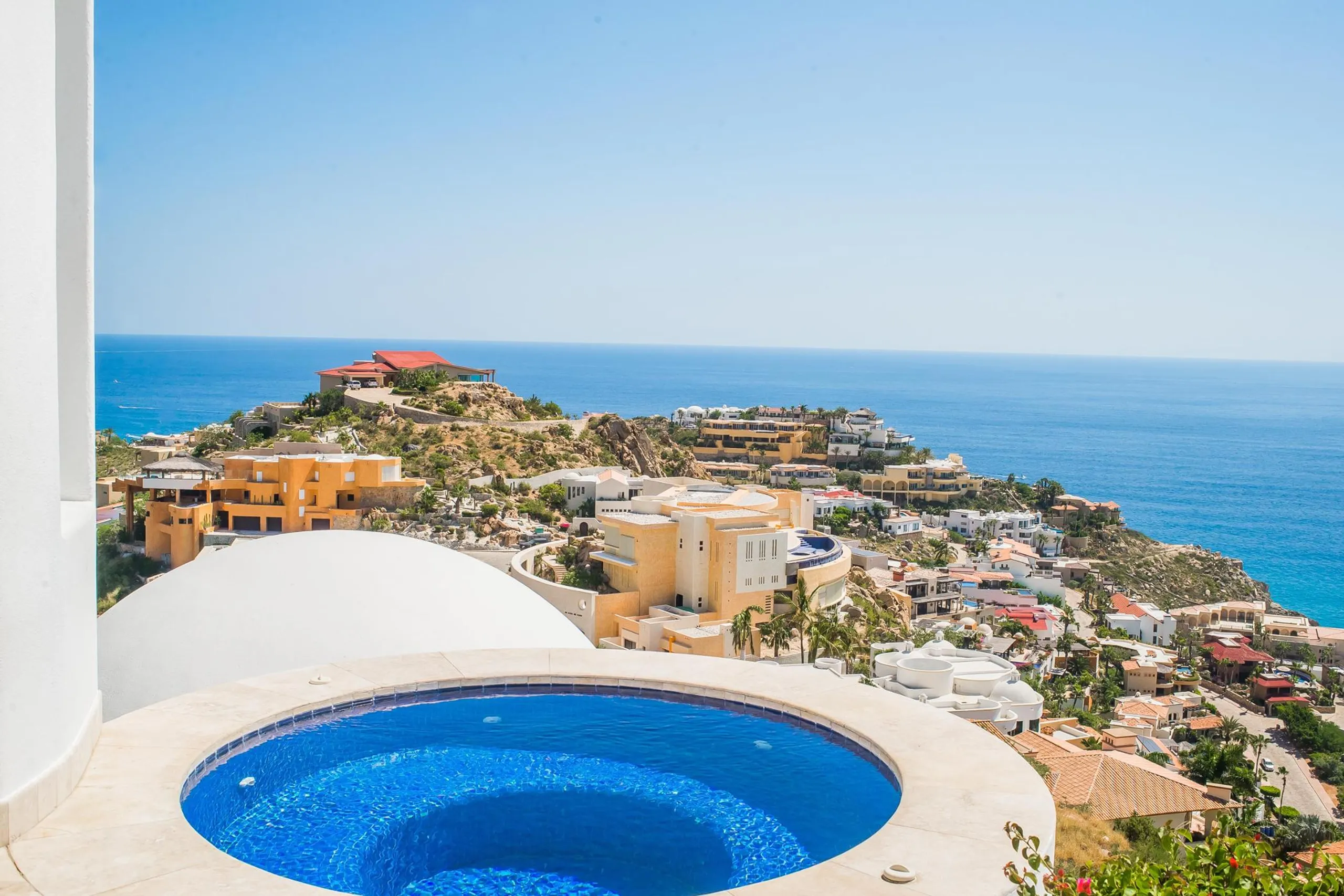 Elegant Mediterranean-style Villa with Infinity Pool and Blue Ocean Views — photograph 10