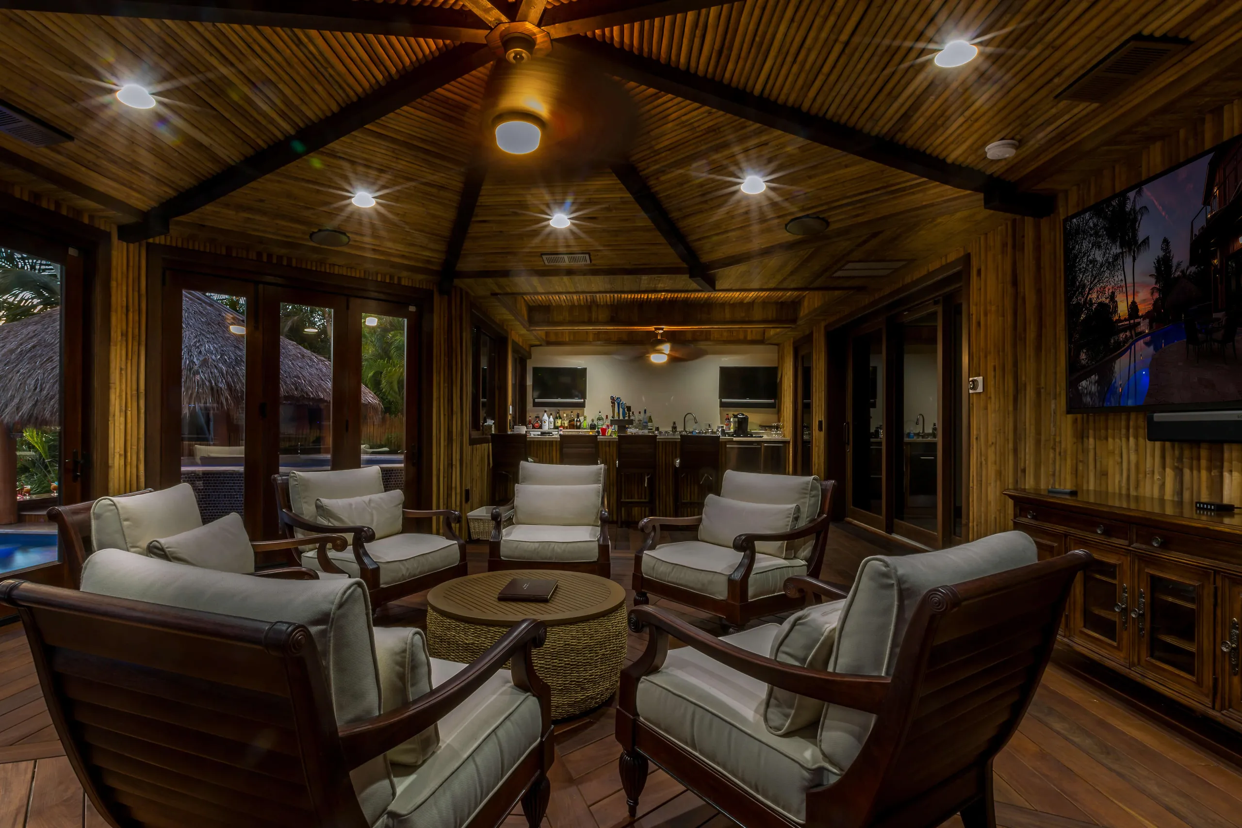 Florida Keys Oceanfront Luxury Villa with Tiki Pool and Many Amenities — photograph 11