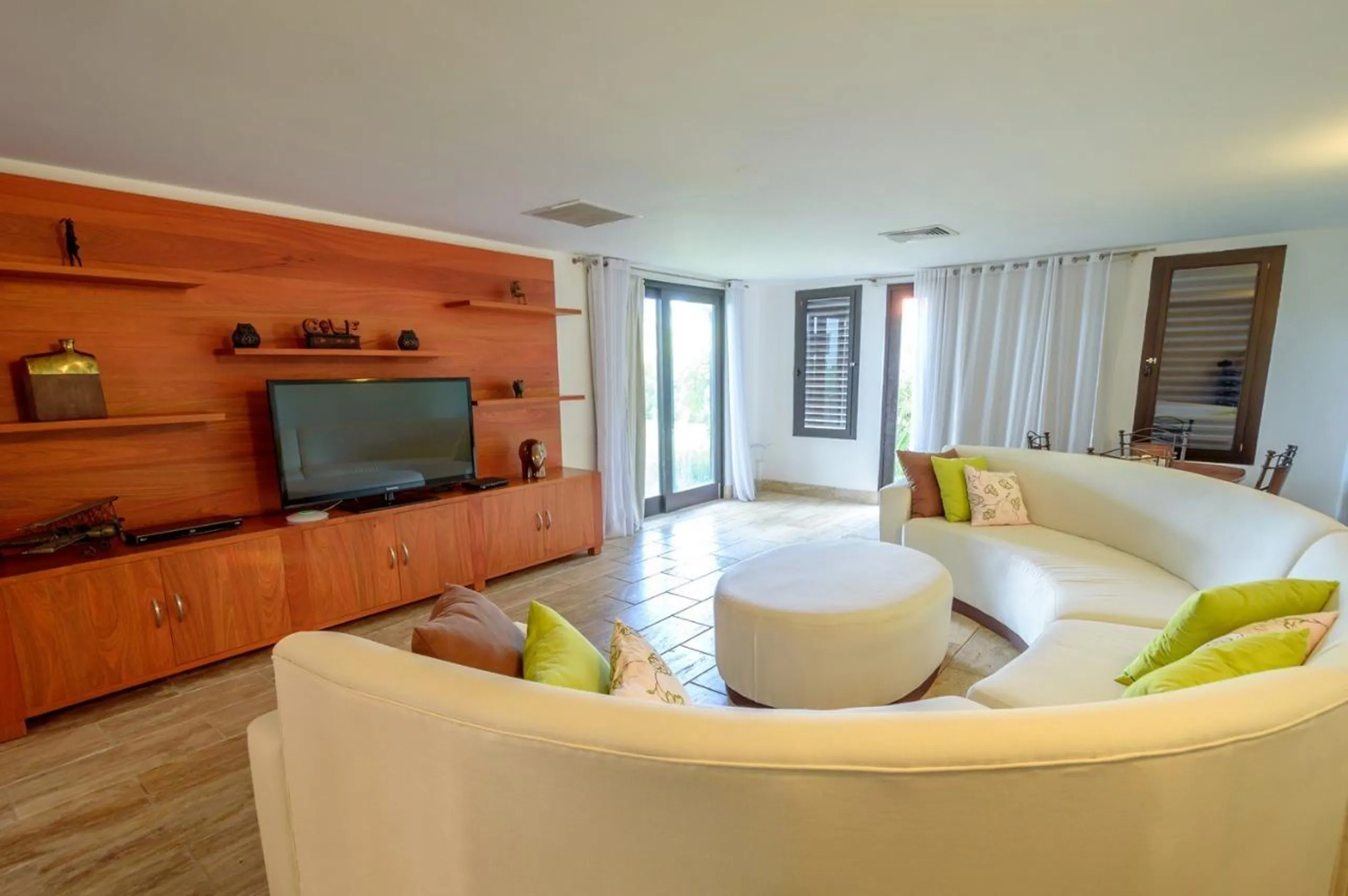 Elegant and Lush Estate with Private Pool and Hot Tub — photograph 7