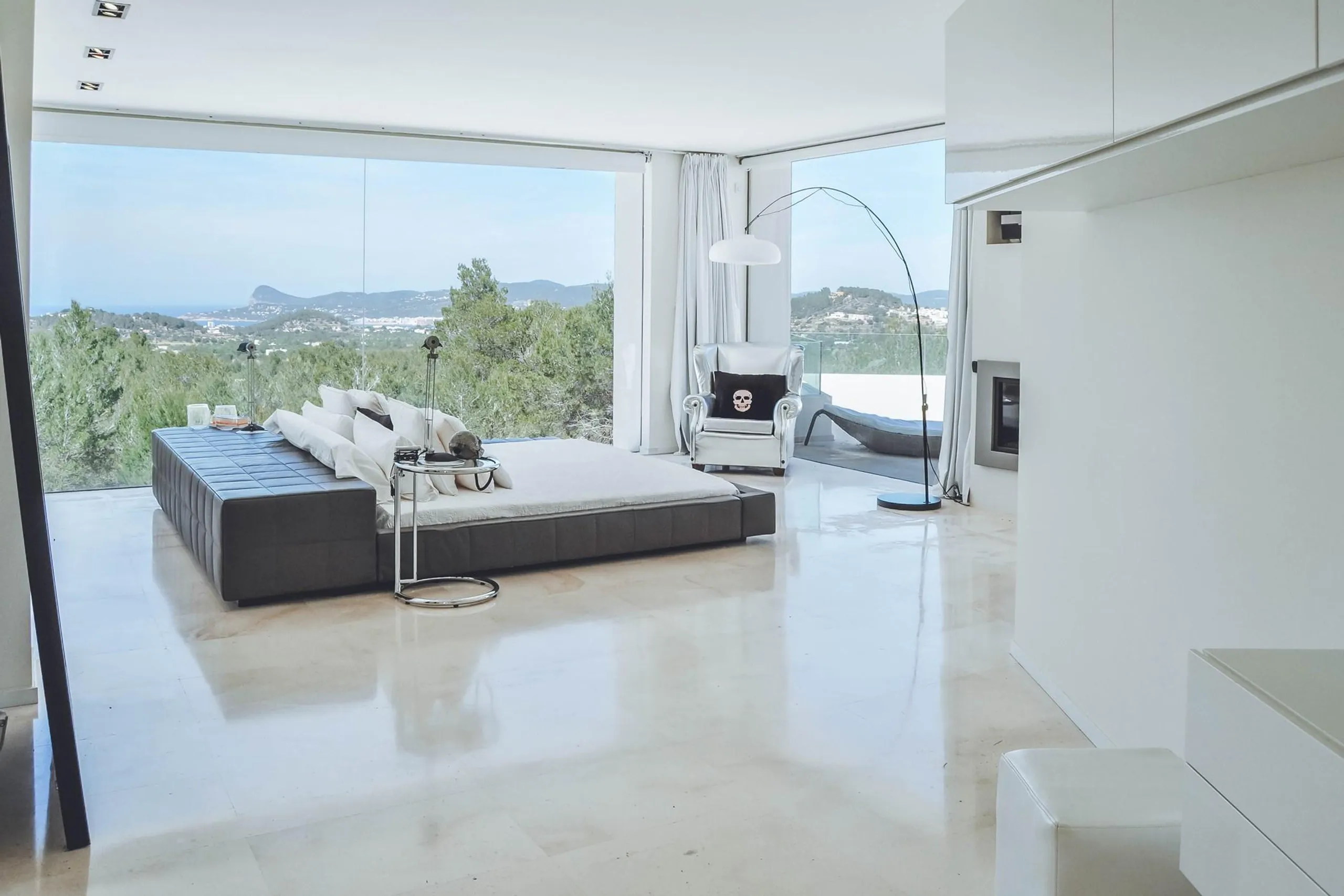 Light-filled Modern Villa with Pool and Panoramic Rural View — photograph 6
