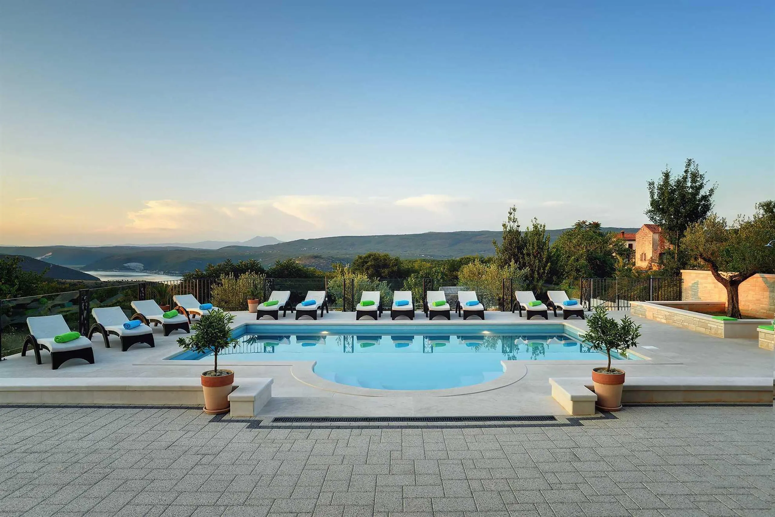 Gleaming 7Bedroom Villa with Private Pool, Sea and Island Views — photograph 2