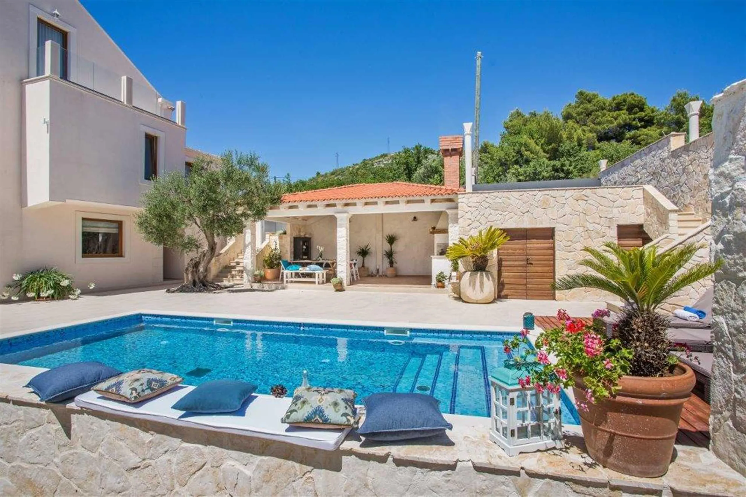 Magnificent Villa with Private Pool Overlooking Dubrovnik's Seascape — photograph 3