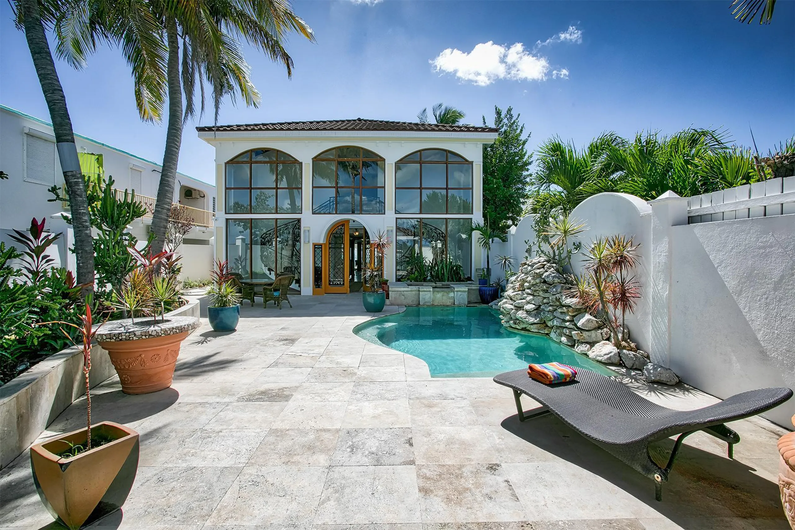 Posh Beachfront Villa with Plunge Pool on Simpson Bay — photograph 5