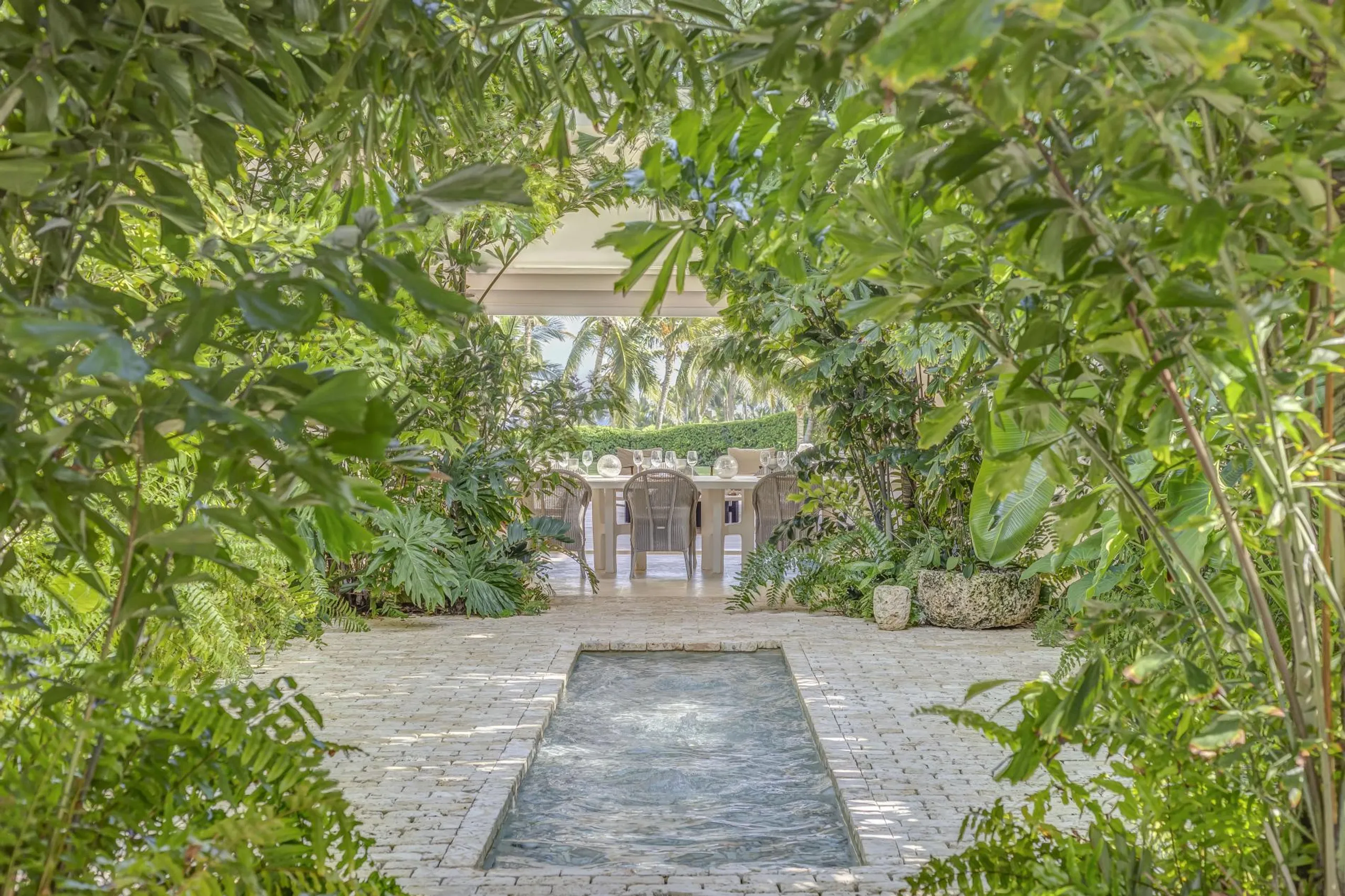 Elegant Coastal Villa with Pool and Lush Gardens — photograph 11