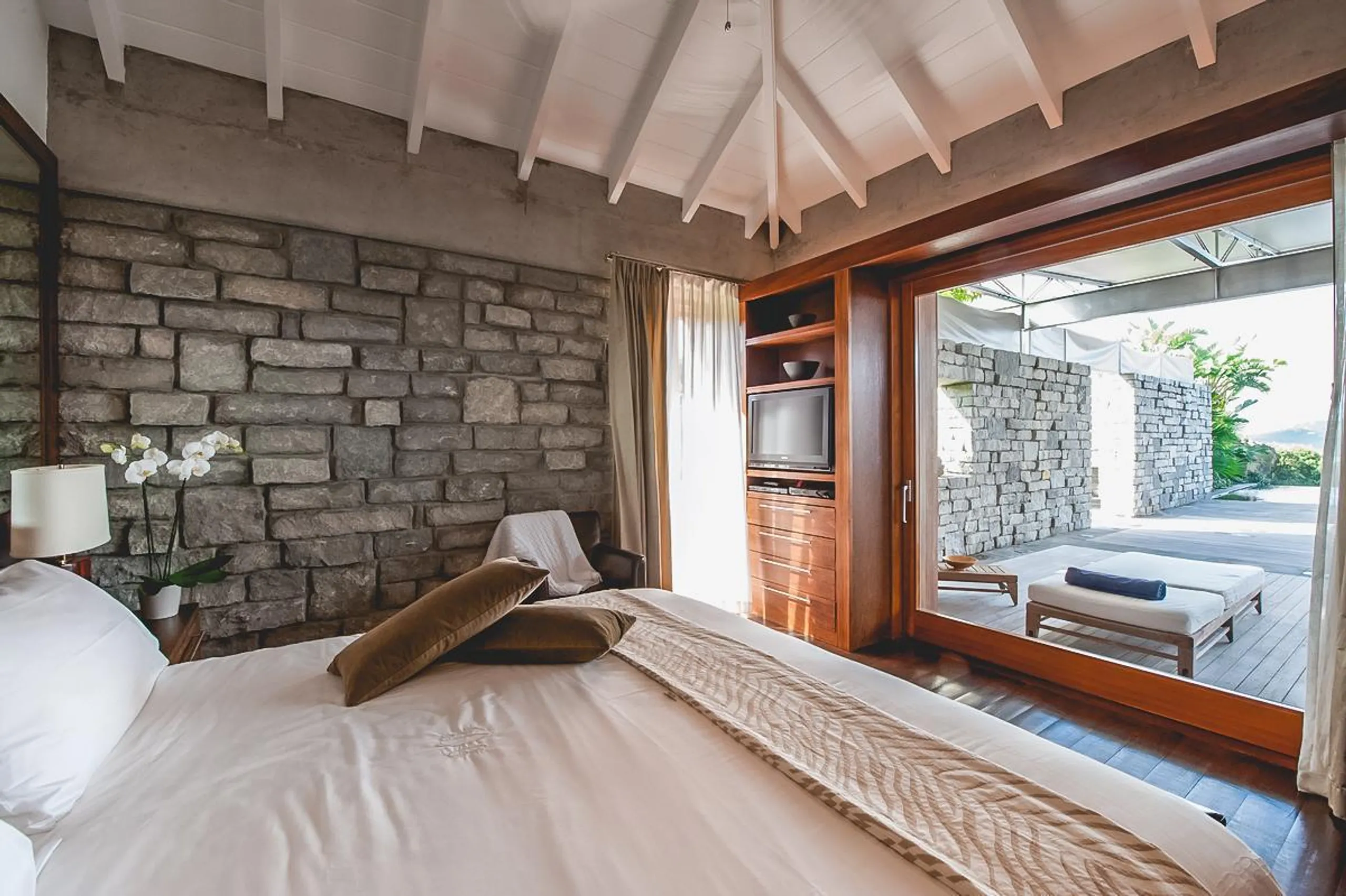 Impeccably Designed Seaside Villa with Infinity Pool and Panoramic Ocean Views — photograph 7