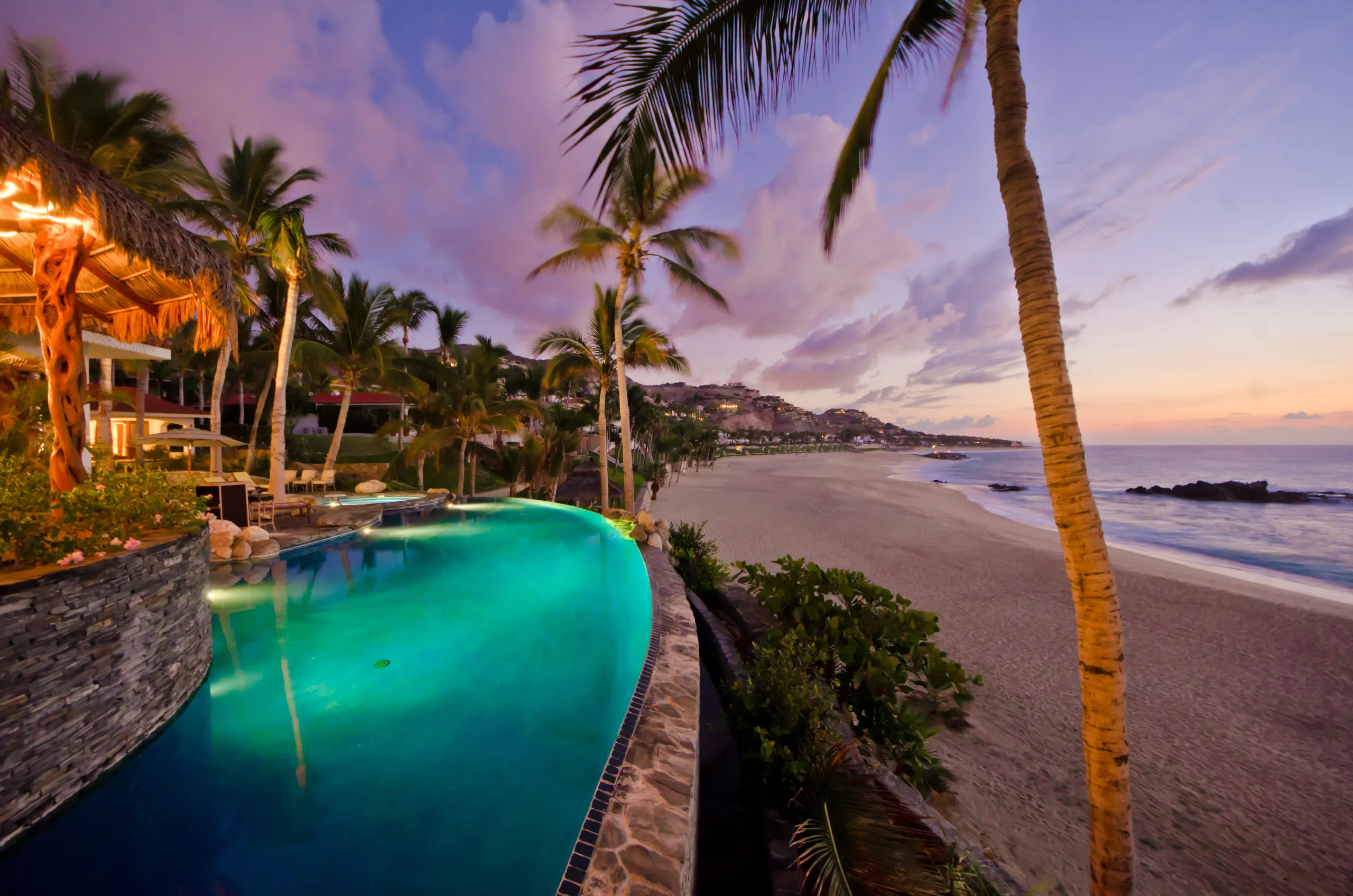 Stunning Beach Front Luxe Estate with Infinity Pool and Panoramic Ocean Villas — photograph 7
