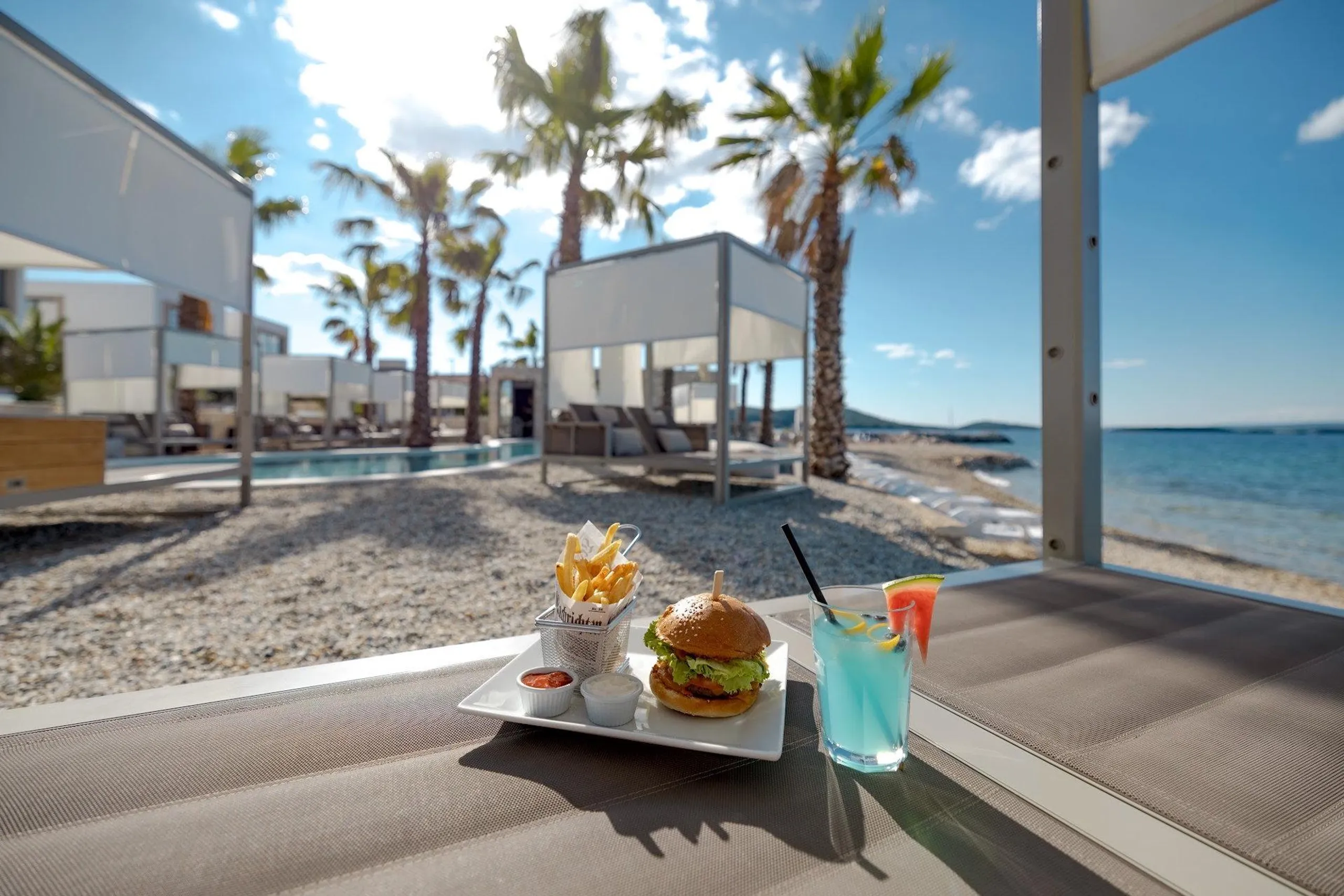 Plush and Inviting Villa with Private Pool and Sea Views — photograph 9