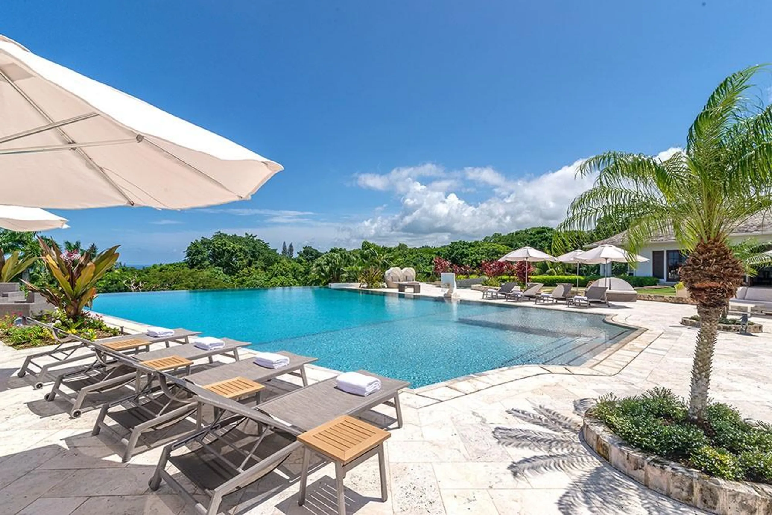 Stunning Sandy Bay Estate with Infinity Pool and Stunning Ocean Views — photograph 4
